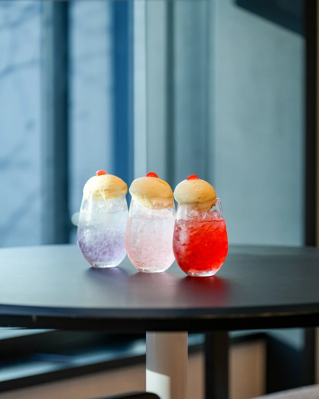 Komyunitiで楽しめるクリームソーダ。
　
桜、イチゴ、スミレ。
春の色が、グラスの中に。
　
しゅわしゅわの炭酸に、
バニラアイスをのせて。
　
飲みながら、食べながら、
ホテルダイニングで楽しむ贅沢な午後に。
新橋駅から徒歩3分。
　
宿泊者以外もご利用いただけます。
📍YOTEL東京銀座 1F Komyuniti（コミュニティ）
@komyunititokyo