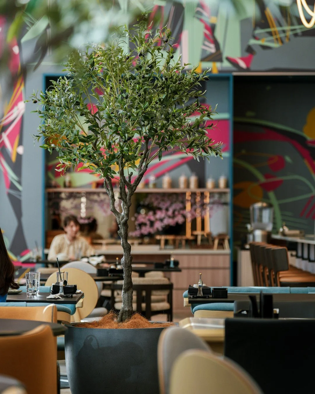 アートと吹き抜けが迎えるホテルダイニング。
　
日常をすこし豊かに演出する、
喧騒の中の静けさが広がる自分だけの時間を、
ここKomyunitiで。
　
📍YOTEL東京銀座 1F Komyuniti（コミュニティ）
@komyunititokyo