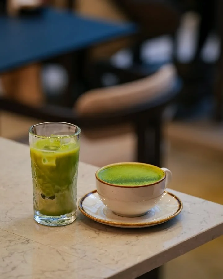 新緑の季節に移り変わる東京。
濃茶が映える時期になりました🌱
　
ご友人や仲間を誘って、
時間を忘れて語らいませんか？
　
一年で一番過ごしやすいこの時期を、
Komyunitiで。
　
📍YOTEL東京銀座 1F Komyuniti（コミュニティ）
@komyunititokyo