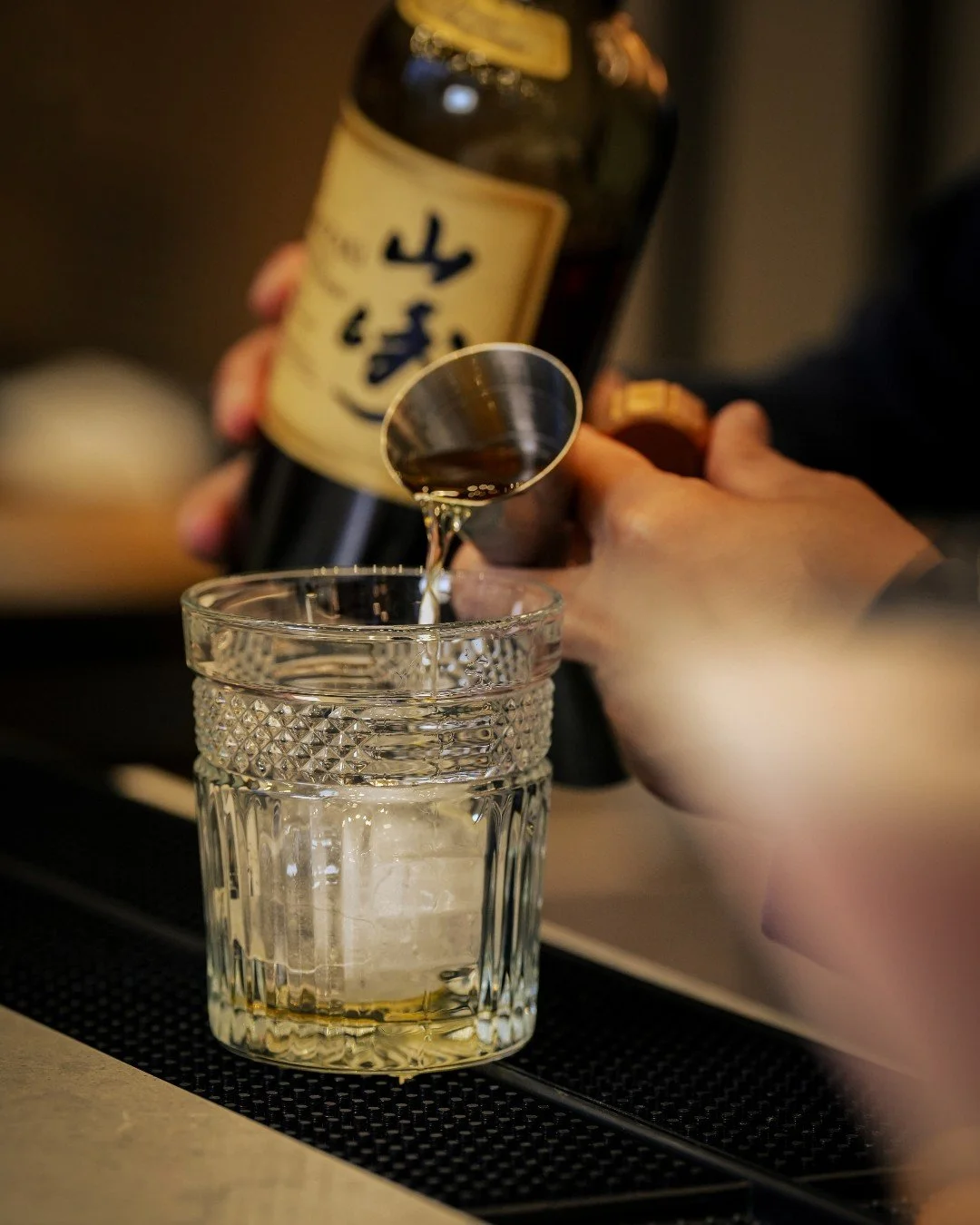 お酒の話をしてもいい。
今日のことを話してもいい。
ただ黙って飲んでもいい。
　
Komyunitiのバーテンダーは、
いつもカウンターにいる。
グラスと会話、どちらにも酔える夜に。
　
📍YOTEL東京銀座 1F Komyuniti（コミュニティ）
@komyunititokyo