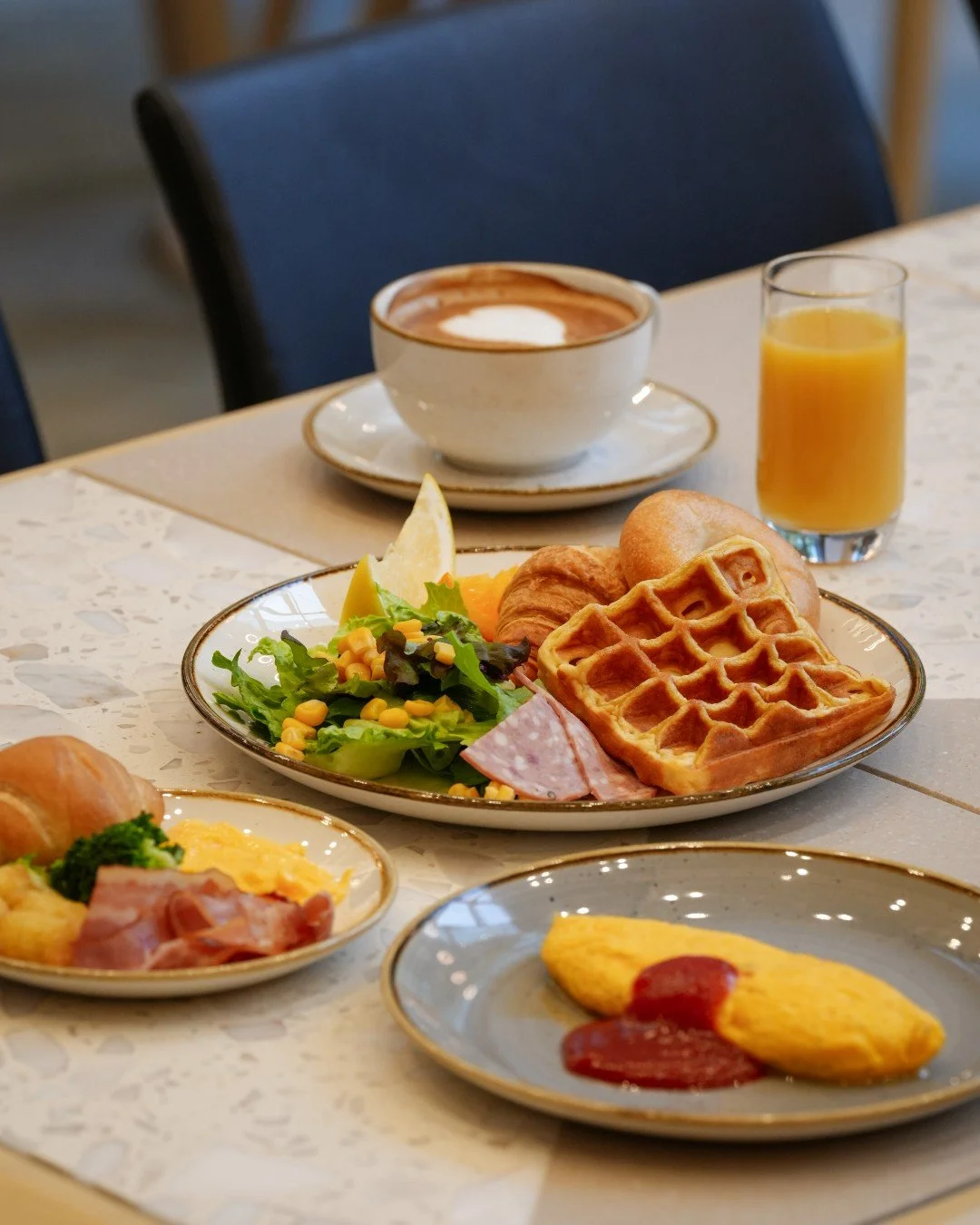 コーヒーの香りで、目覚める朝。
　
目の前で作られるオムレツ、
焼きたてのワッフル、フレッシュなパン。
　
エネルギーをここでたっぷりチャージして。
　
📍YOTEL東京銀座 1F Komyuniti（コミュニティ）
@komyunititokyo