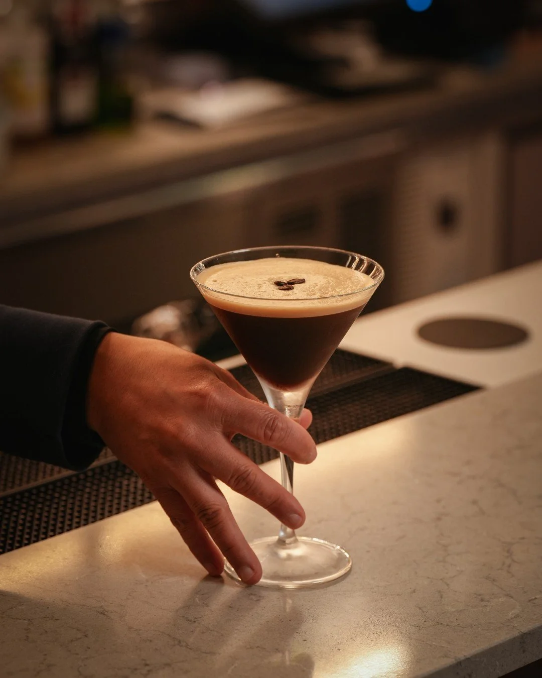 コーヒー好きに飲んでほしい、大人のカクテル。
　
エスプレッソ&times;ウォッカ&times;コーヒーリキュール。
　
シェイクで仕上げた泡が、香りと口当たりを格上げする。
甘さの中にある、ほろ苦さ。
　
エスプレッソマティーニの魅力を、
新橋駅からすぐのホテルバーKomyunitiで。
　
📍YOTEL東京銀座 1F Komyuniti（コミュニティ）
@komyunititokyo