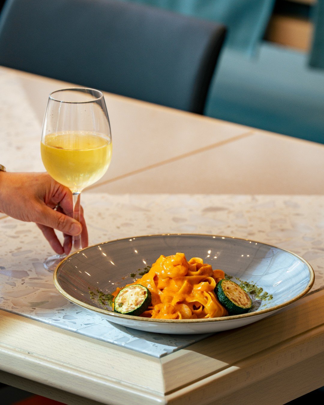 ランチにグラスワインをひとつ。
　
料理に合わせたワインを添えると、
いつものランチも少し特別な時間に。
　　
誰かの記念日に、自分へのご褒美に。
　
新橋・銀座エリアのホテルで、開放感あふれる贅沢なランチタイムを。
新橋駅からすぐ。
ご宿泊以外も方も大歓迎です。
　
📍YOTEL東京銀座 1F Komyuniti（コミュニティ）
@komyunititokyo