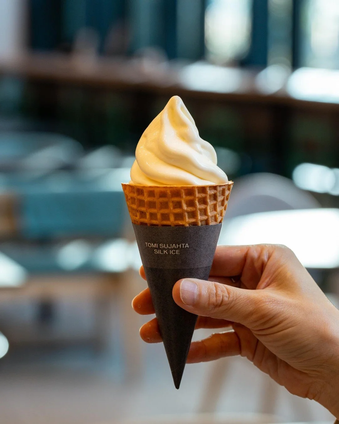 暑い季節に食べたいソフトクリーム。
　
4種のフレーバーから、今日の気分で。
バニラ、チョコレート、ブドウ、抹茶。
　
ひんやりスイーツではじめる東京の夏。
　
新橋駅からすぐ、宿泊ゲスト以外もぜひお気軽にお立ち寄りください。
　
📍YOTEL東京銀座 1F Komyuniti（コミュニティ）
@komyunititokyo