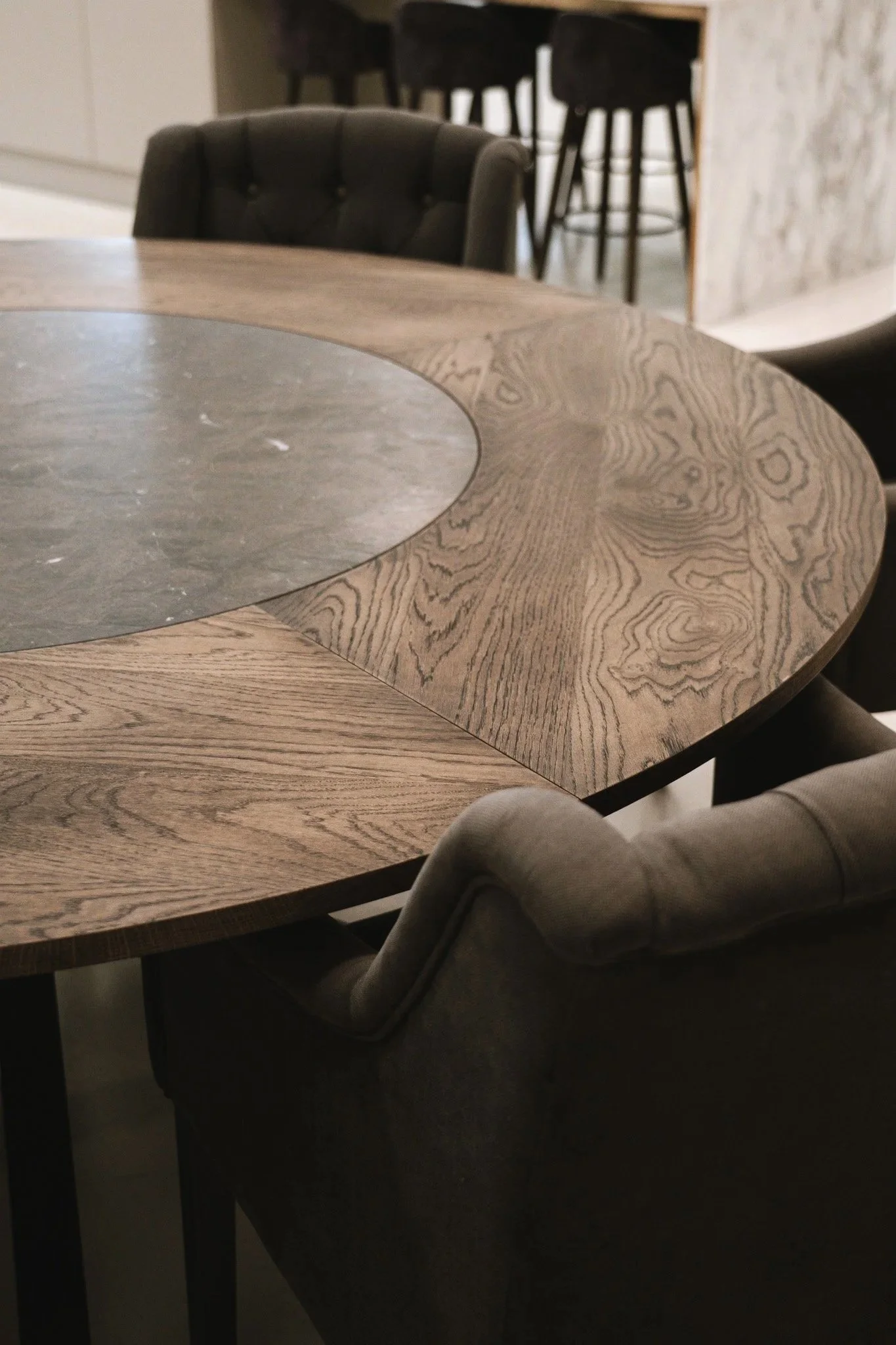 TERRA TURN Det skulpturelle spisebord, hvor funktion og form går i ét. Men hvor mulighederne er uendelige. Midten af bordet er udformet i sten og kan drejes – mens det omgivende træ ligger fast.