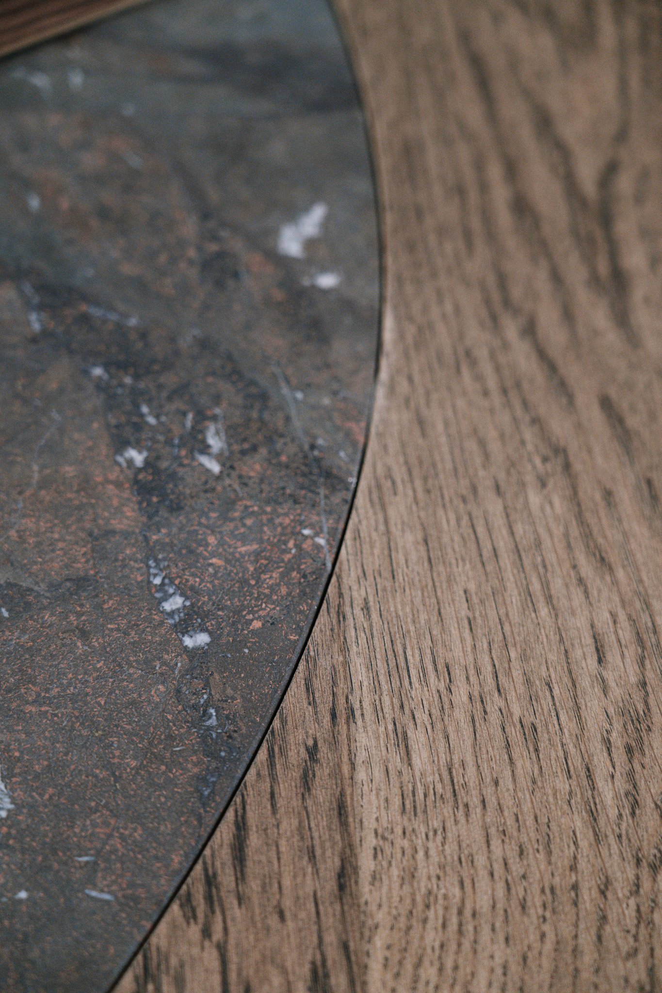 TERRA TURN Det skulpturelle spisebord, hvor funktion og form går i ét. Men hvor mulighederne er uendelige. Midten af bordet er udformet i sten og kan drejes – mens det omgivende træ ligger fast.