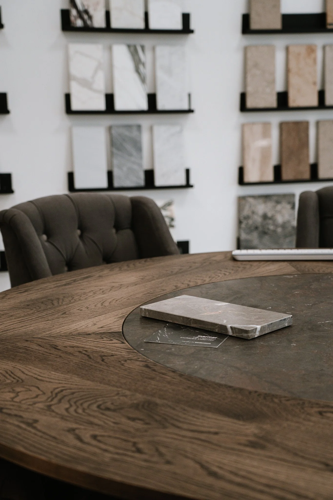 TERRA TURN Det skulpturelle spisebord, hvor funktion og form går i ét. Men hvor mulighederne er uendelige. Midten af bordet er udformet i sten og kan drejes – mens det omgivende træ ligger fast.