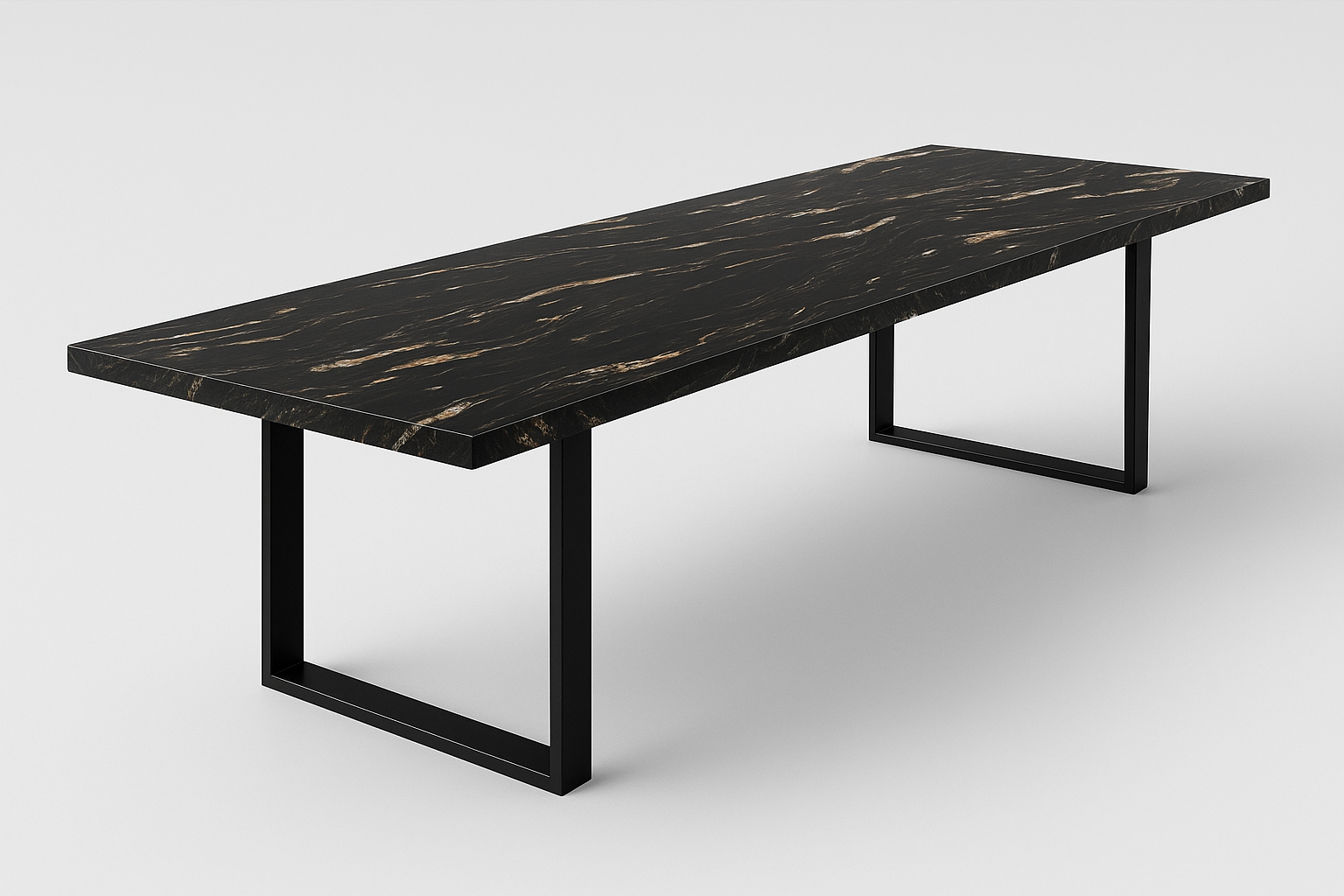 Belvedere Long Table  –  Signature Piece.Et unikt langbord udført i den eksklusive Belvedere-granit – kendetegnet ved sine dybe sorte nuancer og levende årer i gyldne og hvide toner. Bordet har en sargkant på 40 mm og bæres af sorte stålben, som frem
