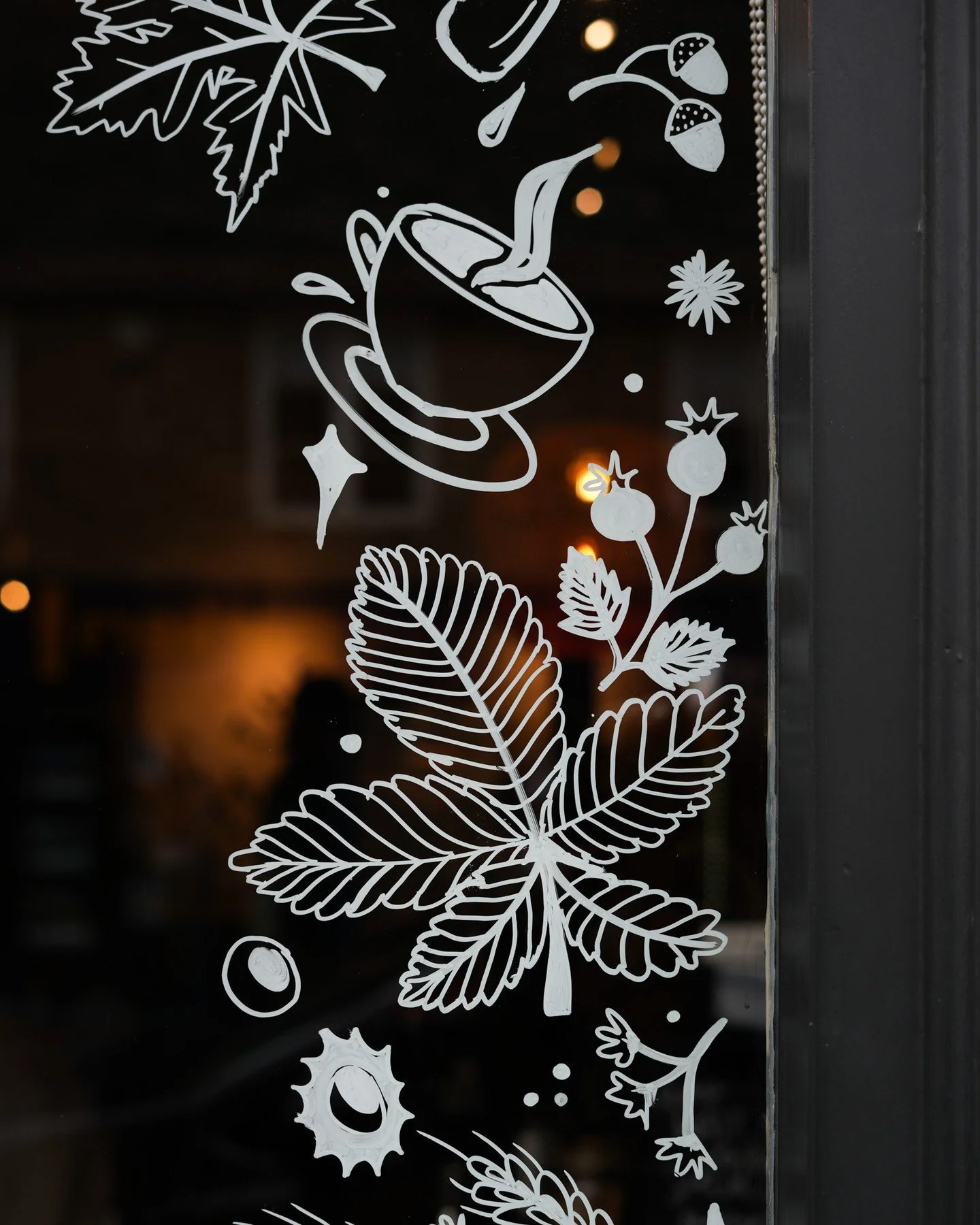 Stop and stare 👀 
Our autumn window display by @fawn.prints.and.things is here to brighten your day (and feed your seasonal aesthetic). 

#theedgeeatery #autumn #autumnvibes #witney #oxfordfood