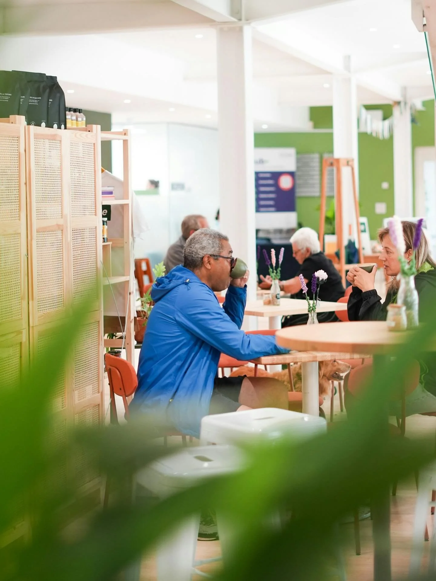 Life moves fast &ndash; make a moment for yourself. Pop in for a hot drink and a little pause ☕💛

#theedgedeli #quietmoment #witneycafe #oxfordfood