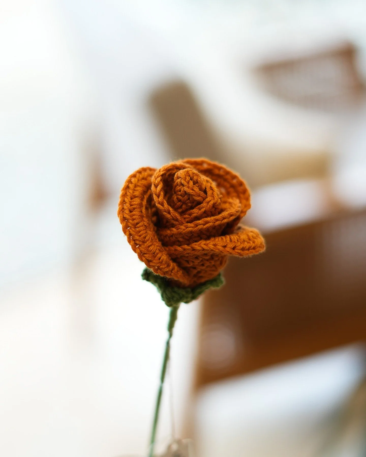 Not your average table decor 🌸 
These crochet flowers by @eweandmoogifts are tiny, sustainable, and brighten our tables at the Deli. 

#theedgedeli #tabledecor #witneyfood