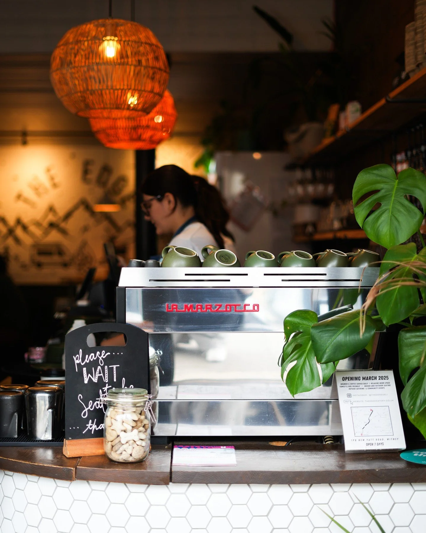 A little cosy corner, a great meal and your favourite people. That&rsquo;s The Edge Eatery. ✨ 🙌 

#oxfordfood #weekendbrunch #madetoorder #witneybrunch