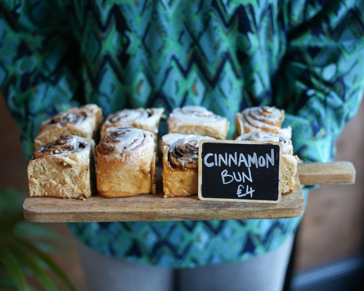 The Twixmas lull feels a little sweeter with these cinnamon beauties. ✨🍴

#theedgewitney #witney #cinnamonbun #witneyfood