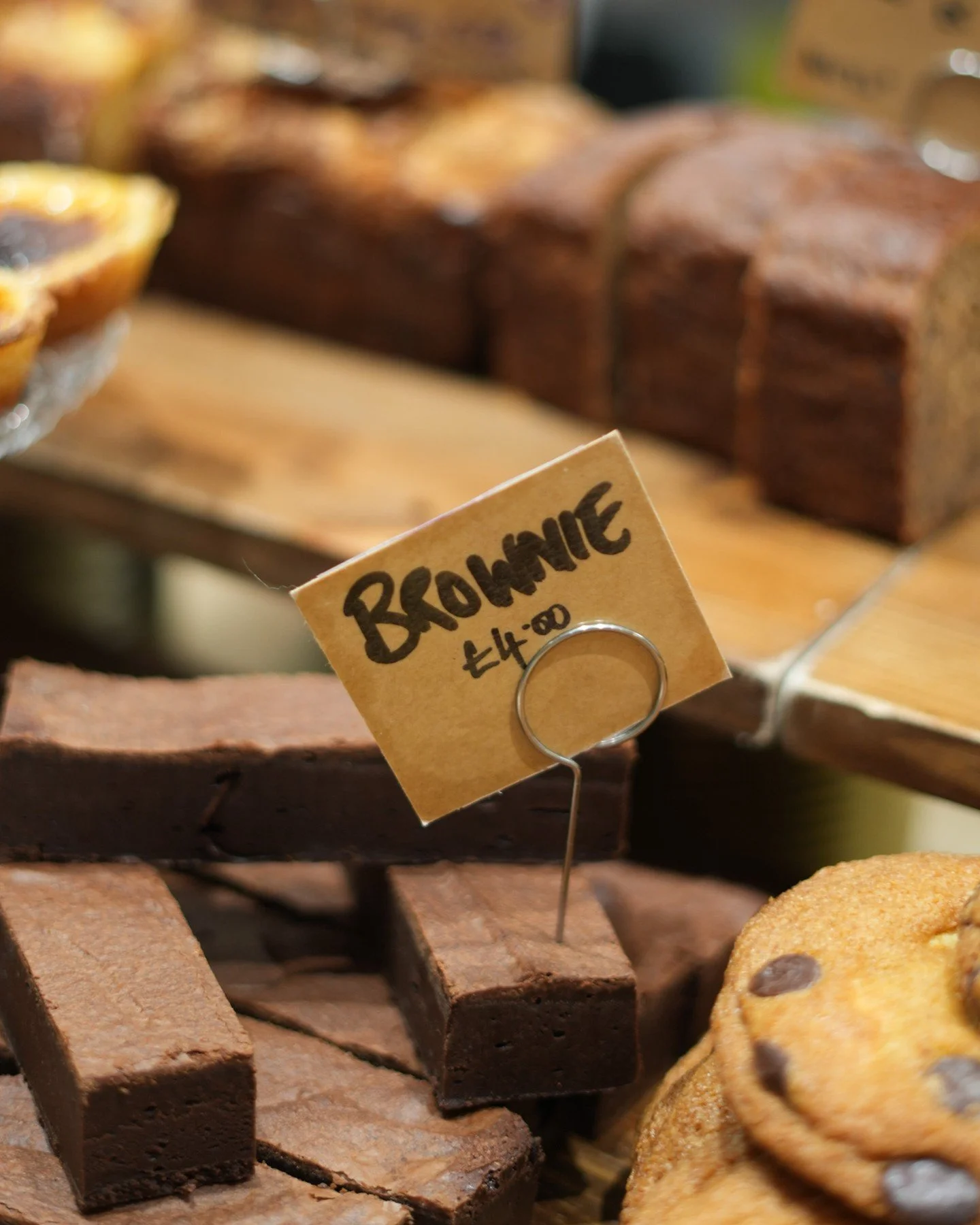 Swipe for a close up of our handmade brownie🍫 👀 
(and for those of you being good this January we've got plenty of salads, smoothies and nourishing food for you to enjoy!)

#theedgewitney #chocolatebrownie #witneyfood