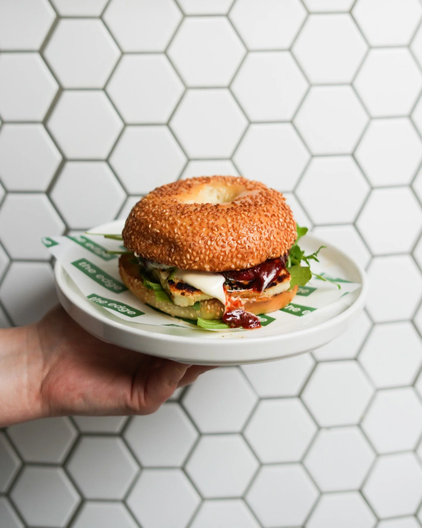 A proper vegetarian favourite 🌱🔥
Grilled halloumi in a fresh sesame bagel, layered with chilli jam, basil pesto, roasted red pepper and confit garlic mayo.

#theedgewitney #veggie #vegetarian #freshbagels