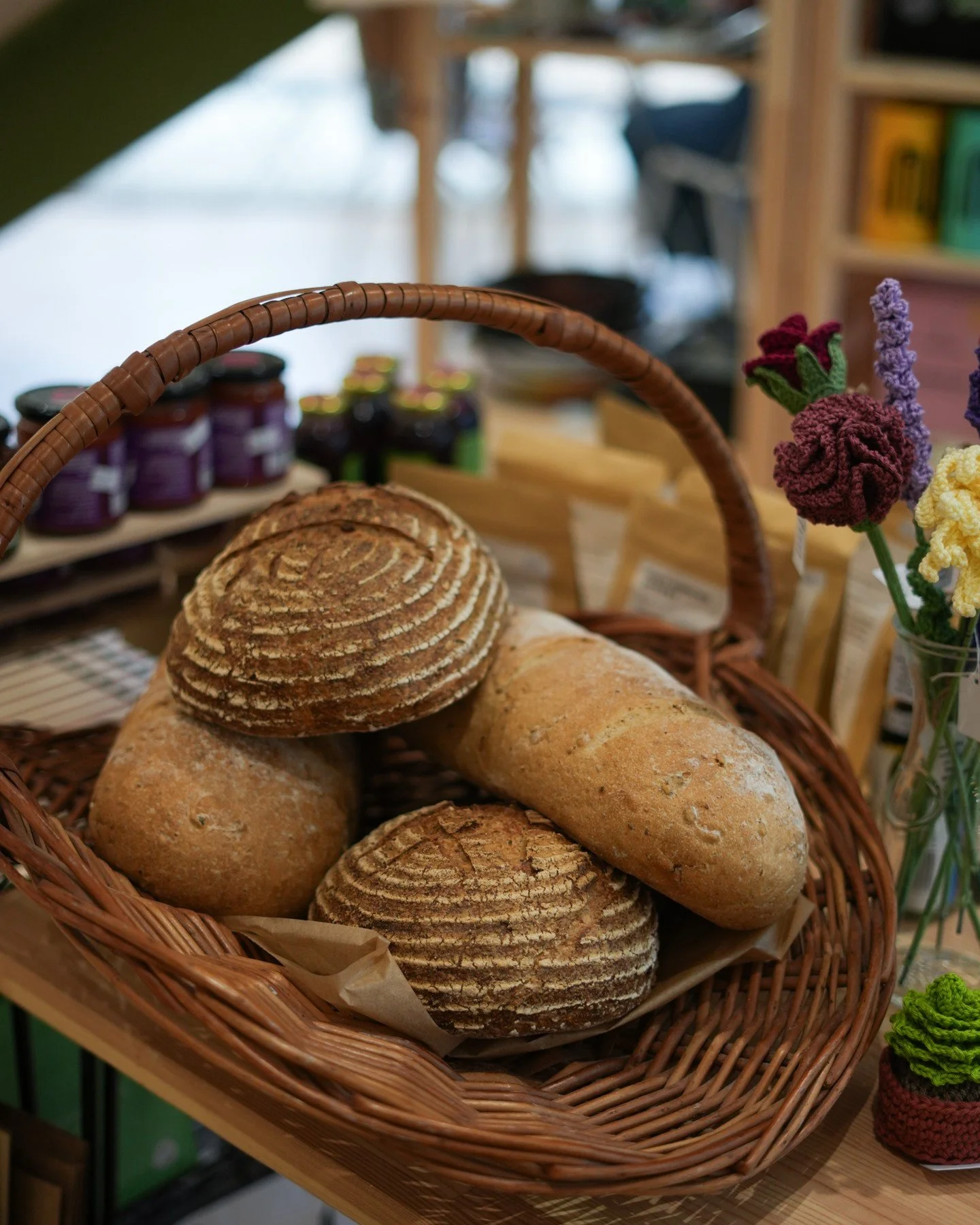 Fancy yourself a coffee and fresh bread? 🥖 
We've got you covered at the Deli! 

#theedgewitney #freshbread #weekendvibes #witneyfood