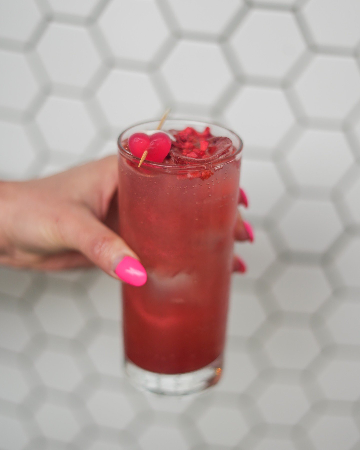 February&rsquo;s raspberry lemonade 💕
Freeze-fried raspberries, pink glitter,
fresh, fizzy, and just a little bit fun.

Available throughout February ✨