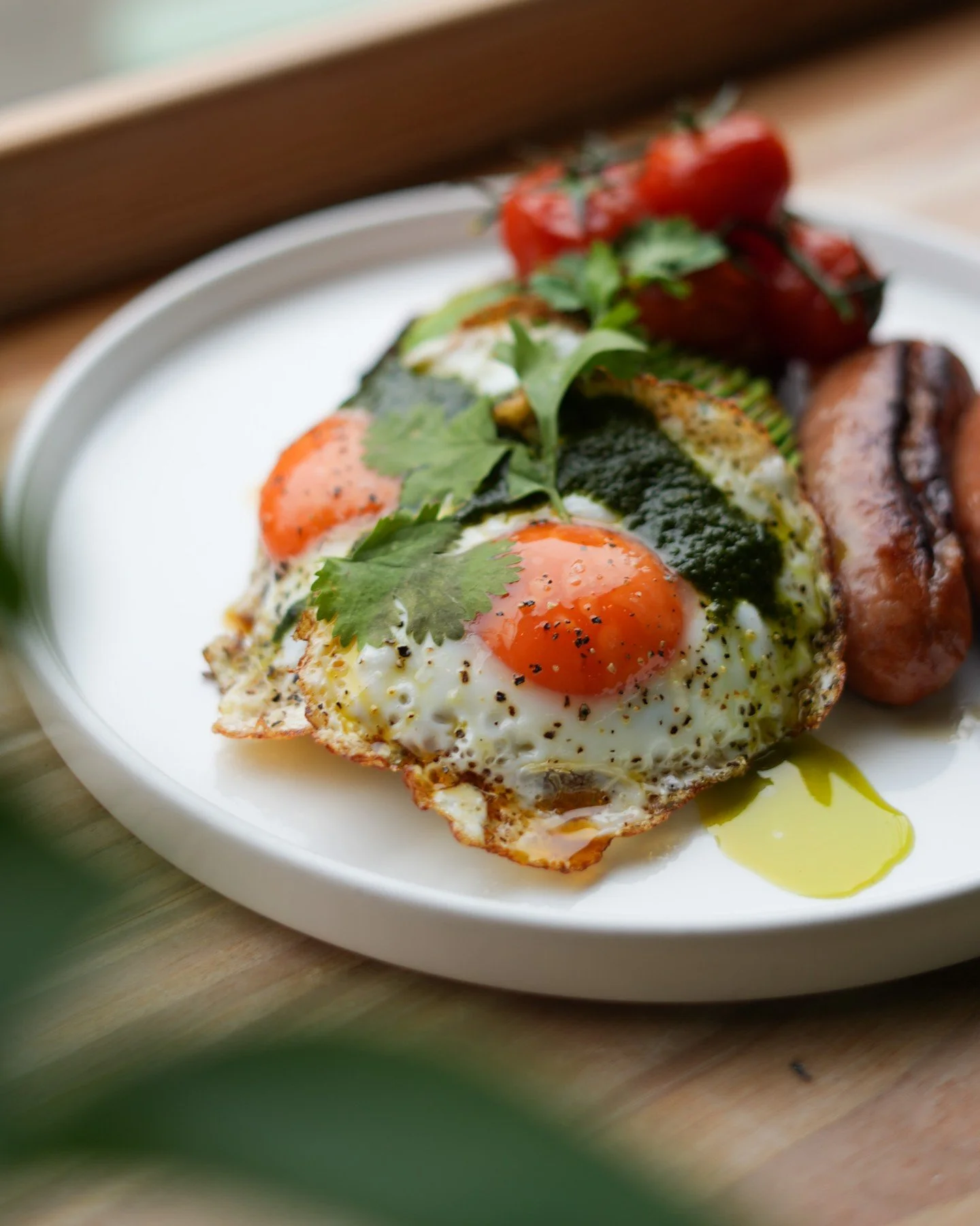 Meet THE MORNING SIZZLE 😮&zwj;🔥
Sausages, fried eggs, slow roasted tomatoes, avocado, salsa verde, smoked harissa oil, fresh herbs &amp; sourdough - aka everything you actually want on a breakfast plate.
Even better with a side of crispy crushed ne
