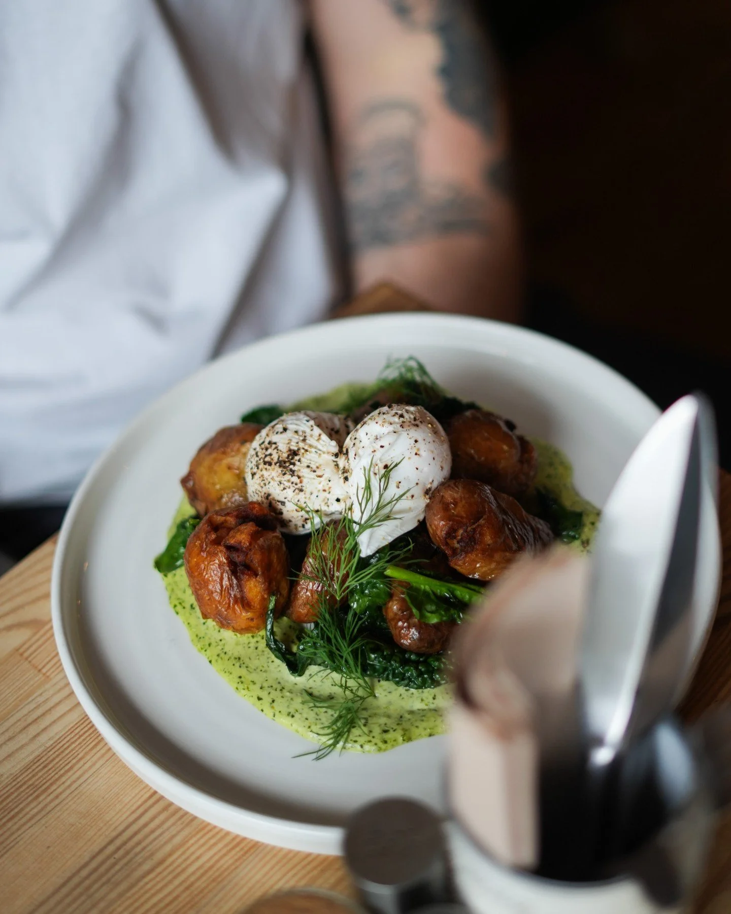 Brunch done right: crispy, creamy, and full of flavour 🌿 
Crispy Crushed New Potatoes, Charred Cavalo Nero, Poached Eggs, Aji Verde. 

#theedgedeli #brunch #witneyfood