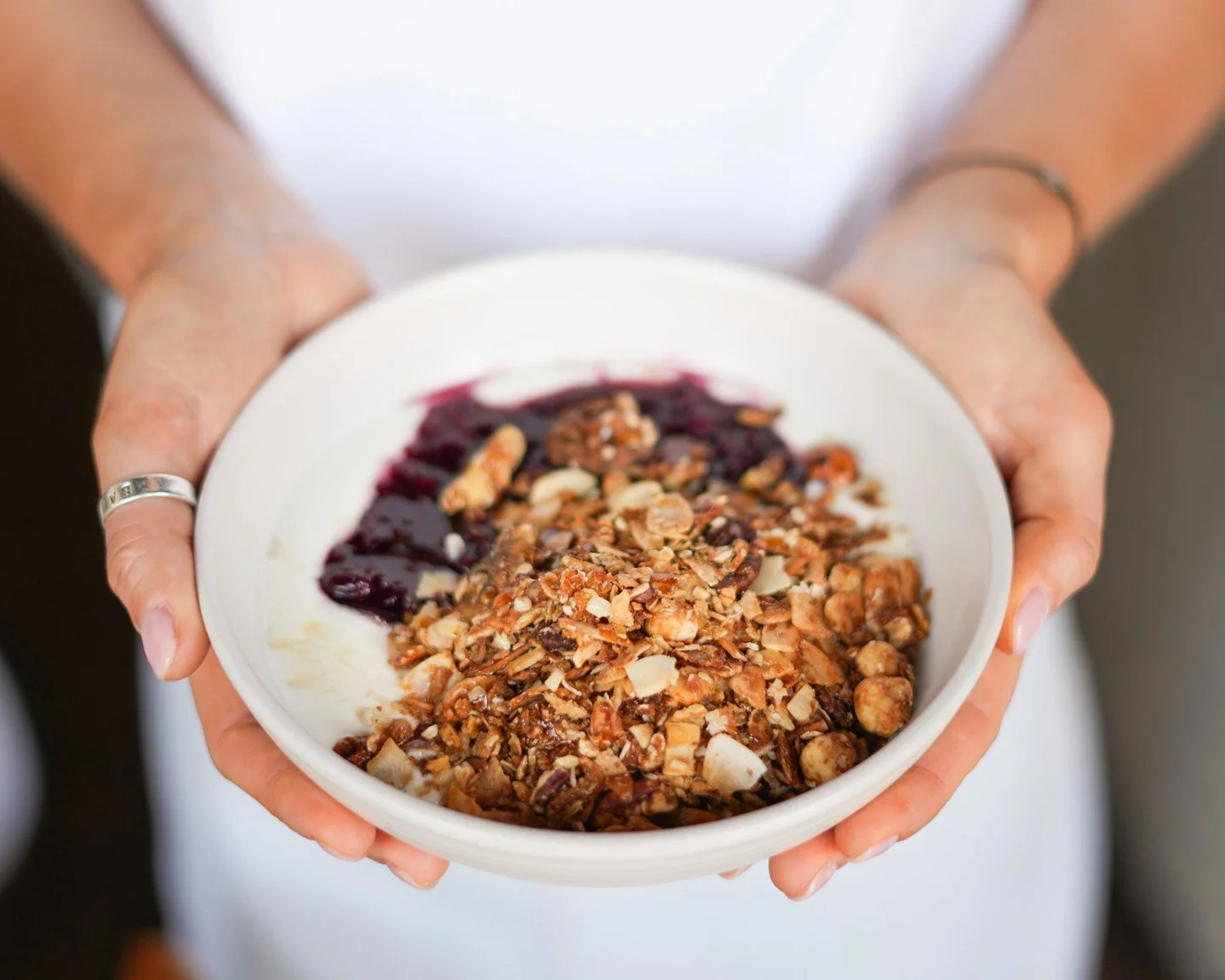 Start your day the crunchy way, nutty, sweet, and perfectly balanced for mornings that deserve a little indulgence ✨ 

#theedge #granola #brunch #witneyfood