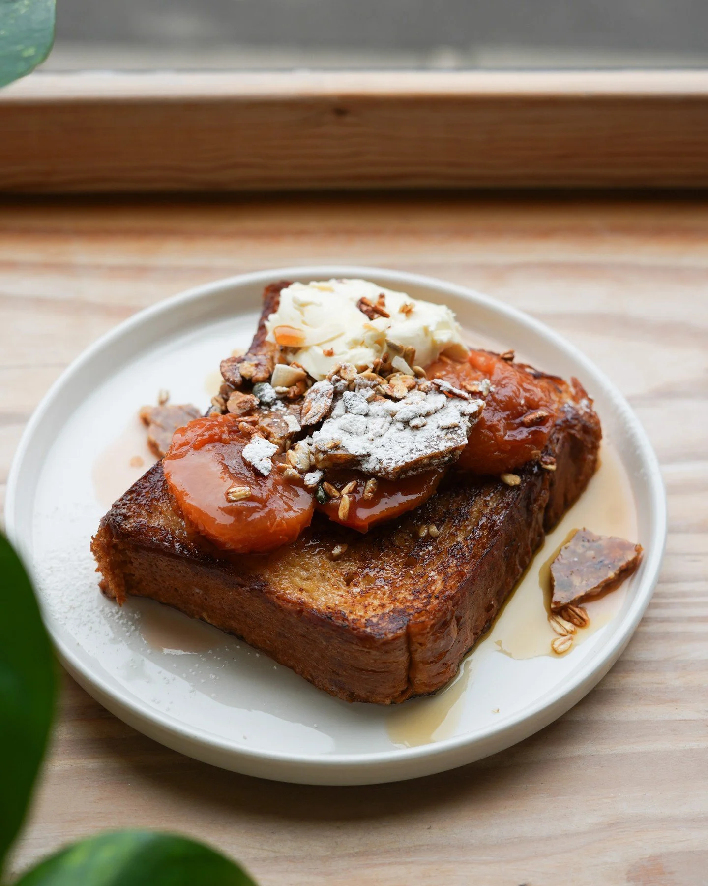 This one&rsquo;s not hanging around&hellip;
French toast topped with plums, mascarpone, and a proper crunchy granola shard 🍑
Sweet, sharp, creamy - all doing their thing.
If you&rsquo;ve been thinking about it, this is your nudge.
Come and get it wh