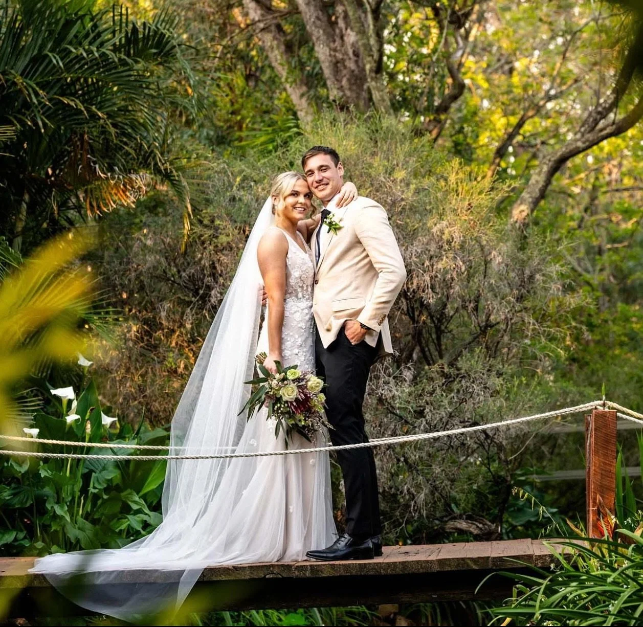 Happy one year anniversary to Mike and Jess 🤎 We hope this year has been full of love, happy memories and lots of cuddles with your doggo!