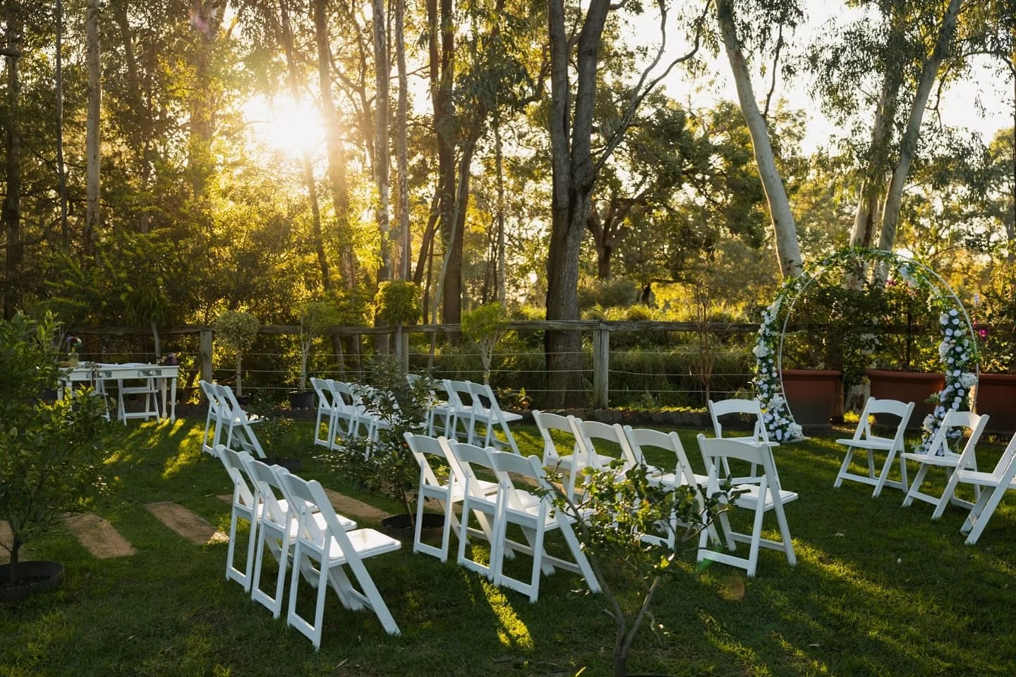 The sun setting behind 22 steps 🌄 We absolutely love this ceremony area nestled amongst our gardens