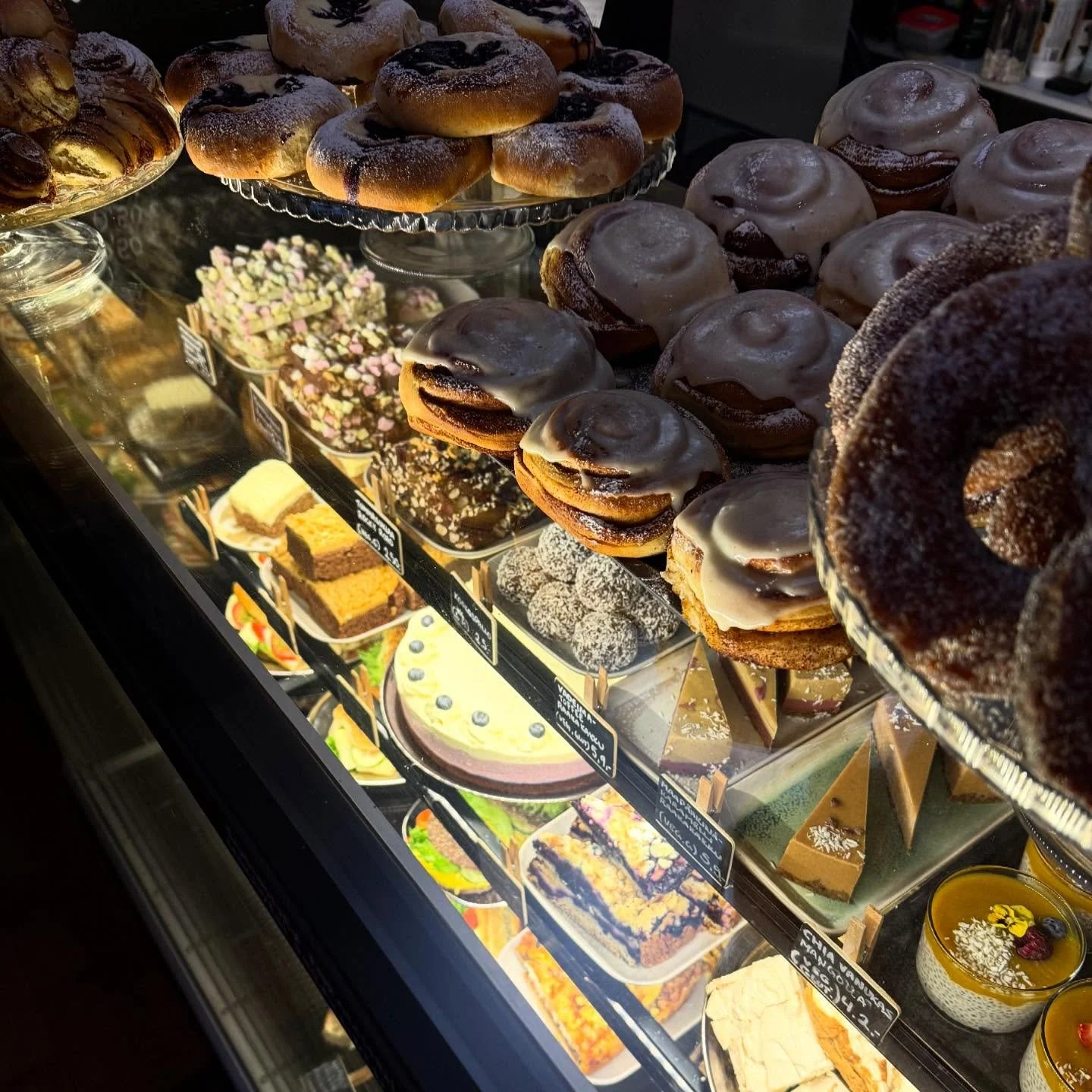 🤎☕️🫖🍰T&auml;&auml;ll&auml; ollaan taas leivottu teit&auml; varten jos jonkinlaista herkkua.