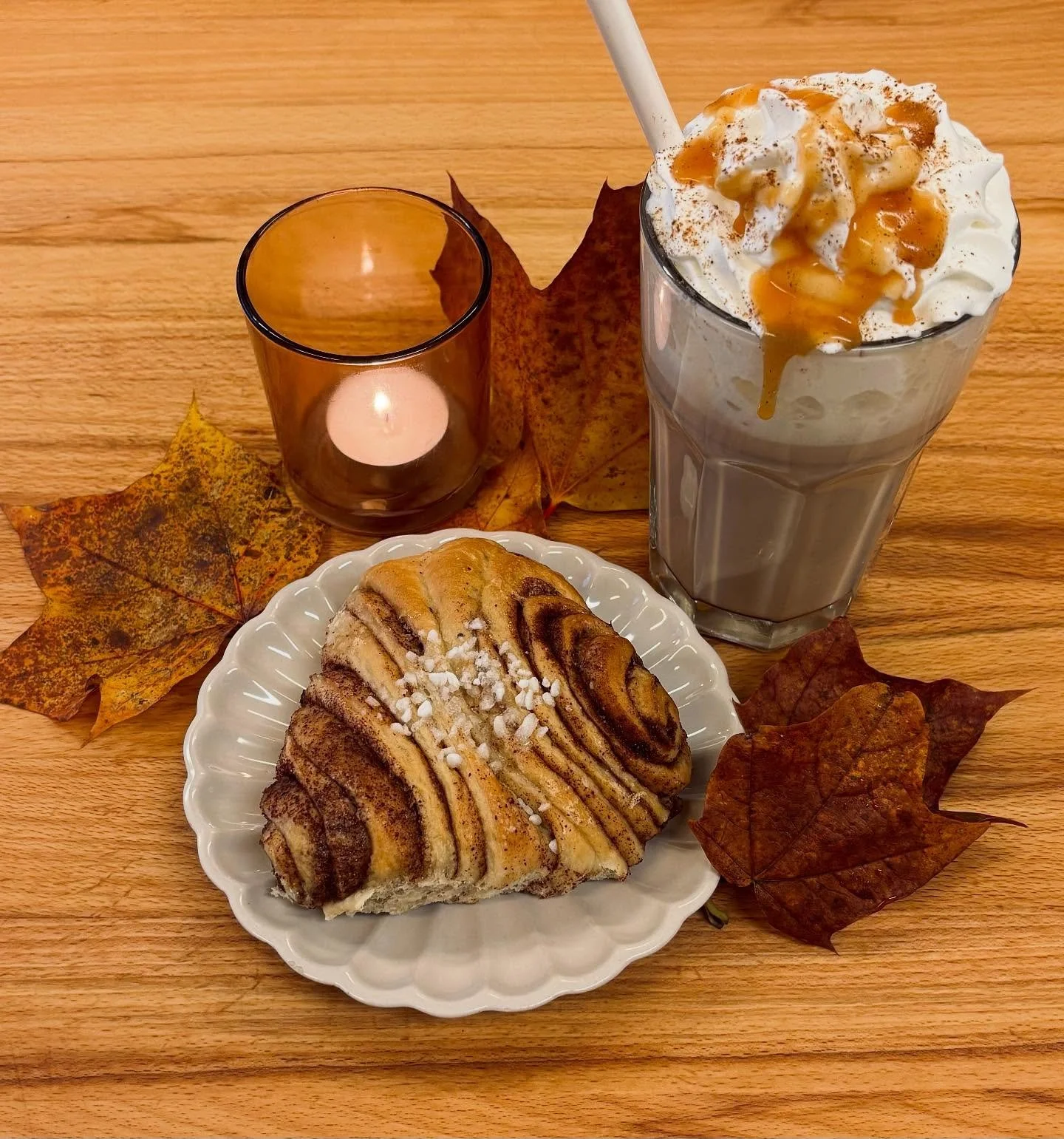 Meillä ollaan syksyisissä tunnelmissa🥰🍂 Tervetuloa herkuttelemaan mm. Korvapuustilla ja pumpkin spice latella!🤎