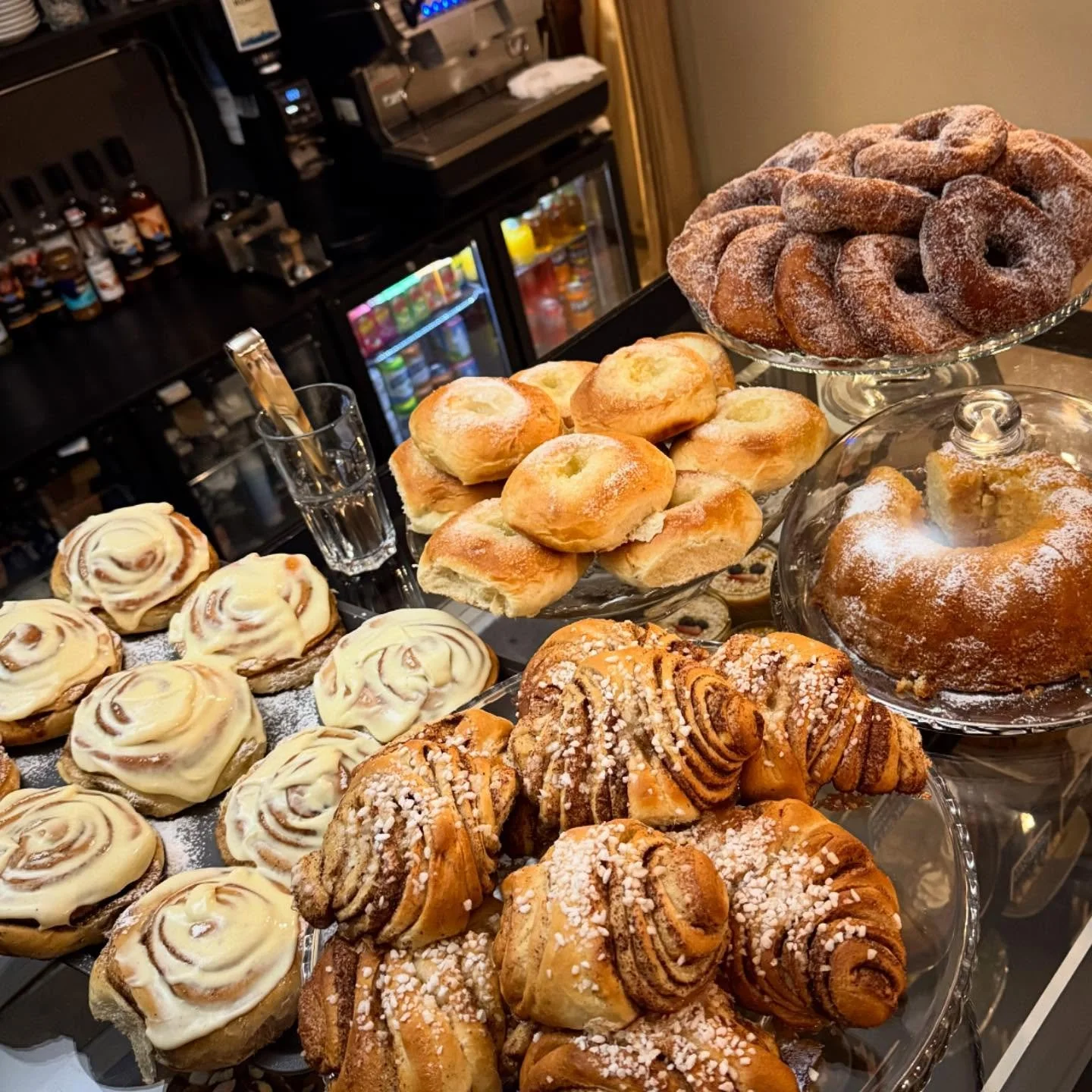 Tuoreet, meill&auml; leivotut pullat on taas aseteltu myyntiin. Tervetuloa 20.00 saakka.❤️
#kokkola
#kahvila