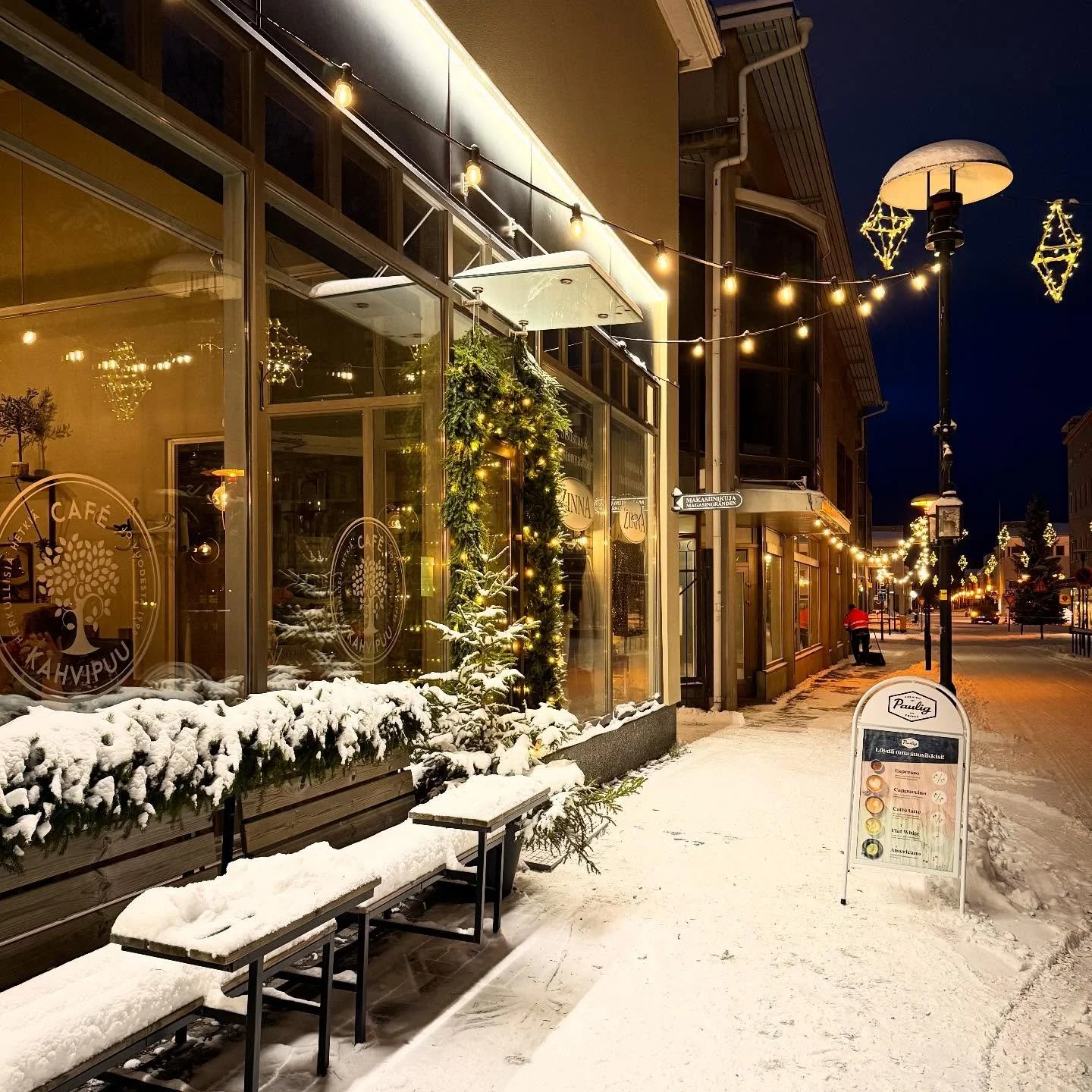 Meill&auml; alkaa n&auml;ytt&auml;&auml; jo joululta.❤️
Kiitos @mias.blomsterhandel upeista havut&ouml;ist&auml;, jotka tekiv&auml;t ihanan joulutunnelman.