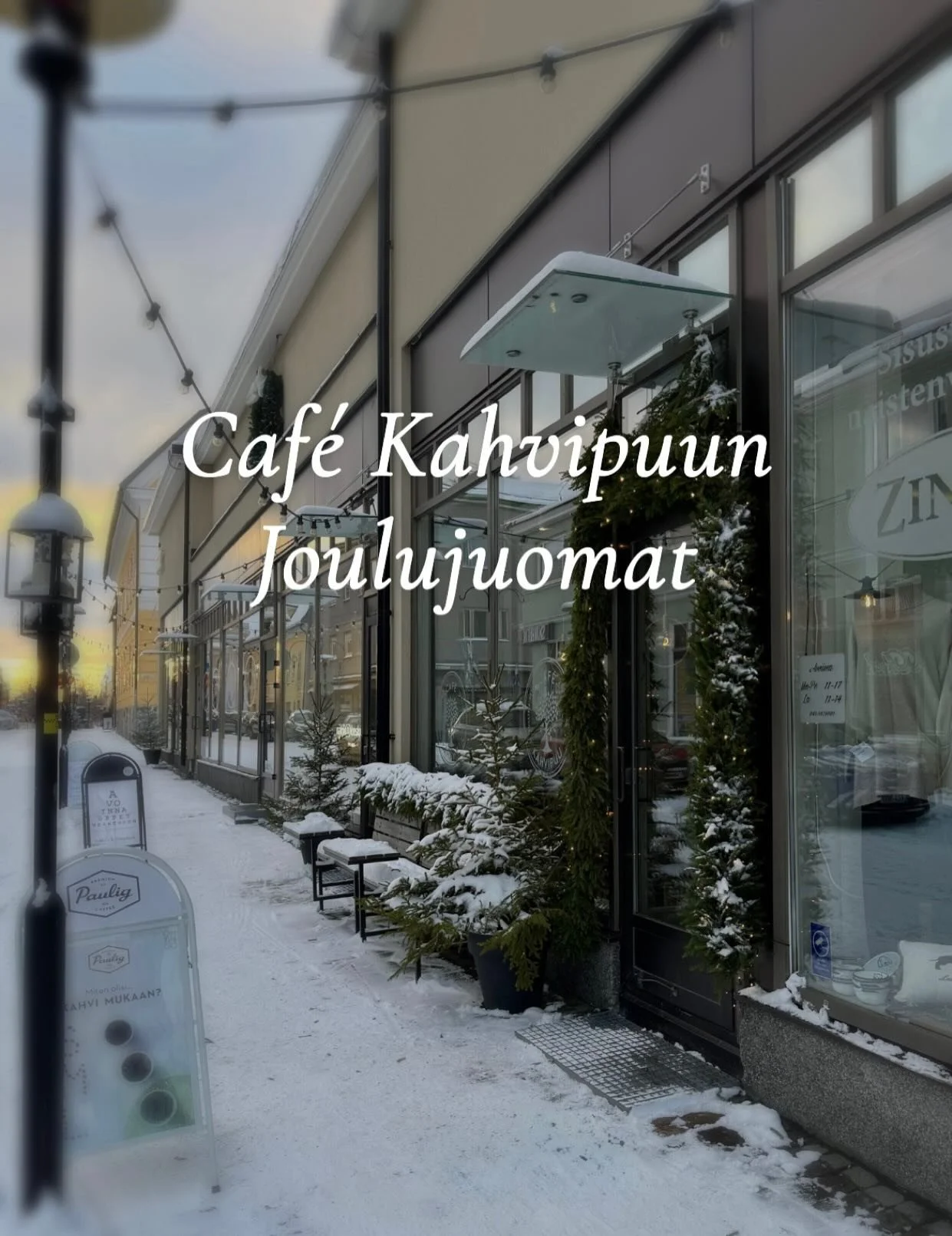 Joulu on j&auml;lleen saapunut kahvipuuhun!🎄Ihanan joulukauden kunniaksi olemme kehitelleet useamman jouluisan juoman valikoimaamme:

1. Tontun Piparilatte🍪🤎
2. Poro Cappuccino🦌❄️
3. Joulupukin Kuuma Kaakao🎅🏻☕️
4. Gl&ouml;gi❤️✨
#kahvila #joulu 