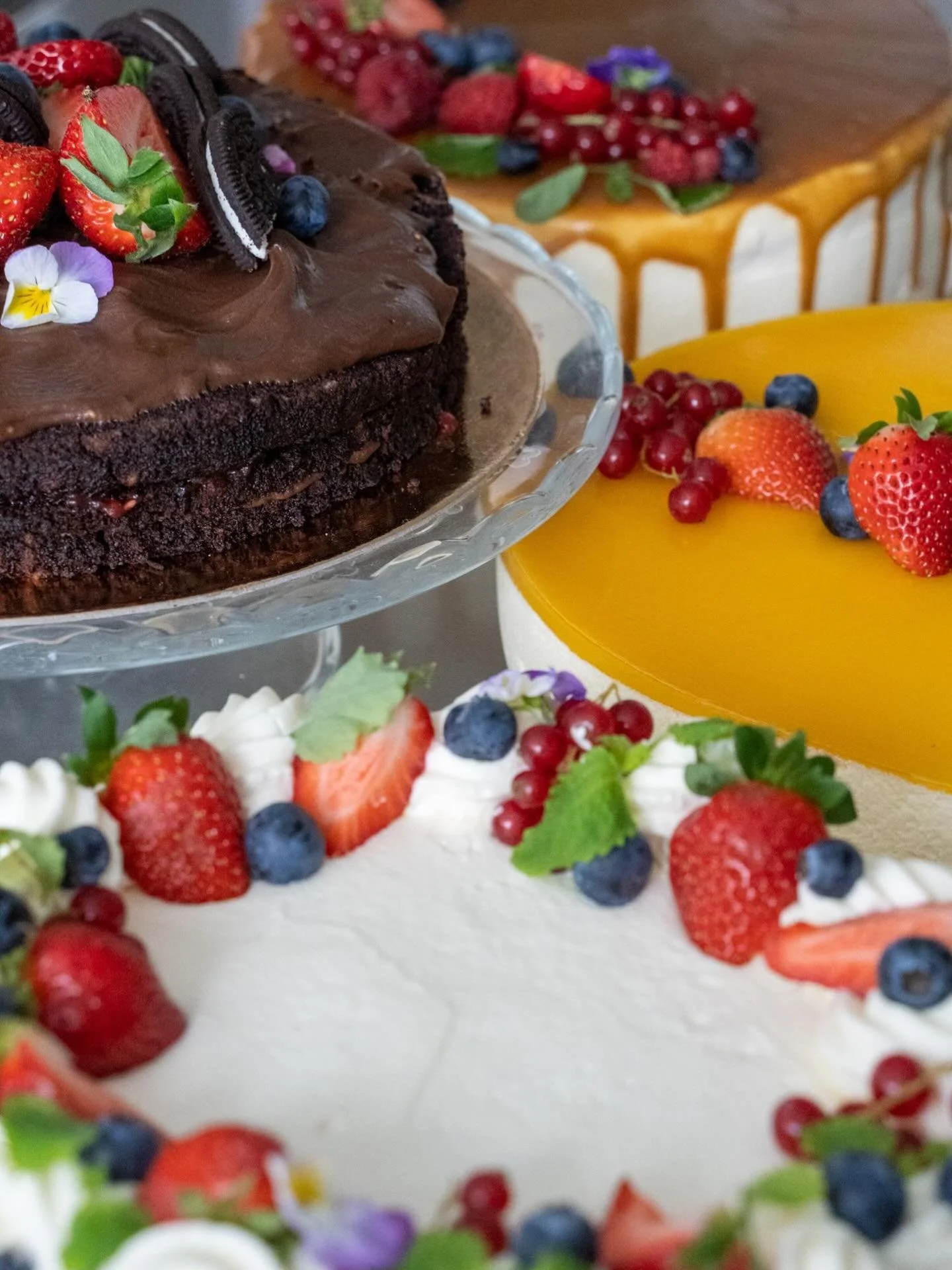 Vuosi on lopuillaan ja me ollaan saatu taas leipoa paljon paljon herkkuja. On niin kivaa ideoida uusia juttuja, kun kiirett&auml; pitelee ja k&auml;yt&auml;tte meid&auml;n palveluita.💖 Ollaan kiitollisia jokaiselle, jotka olette k&auml;yneet Caf&eac