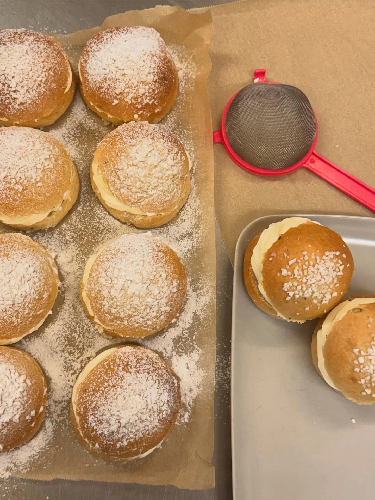 Laskiaspulla sesonki on j&auml;lleen t&auml;&auml;ll&auml;!❤️ Meilt&auml; l&ouml;ytyy pullia vadelmahillolla, sek&auml; itsetehdyll&auml; mantelimassa t&auml;ytteell&auml;😋 Tervetuloa herkuttelemaan!😄☕️

#kahvipuu #kokkola #laskiaispulla