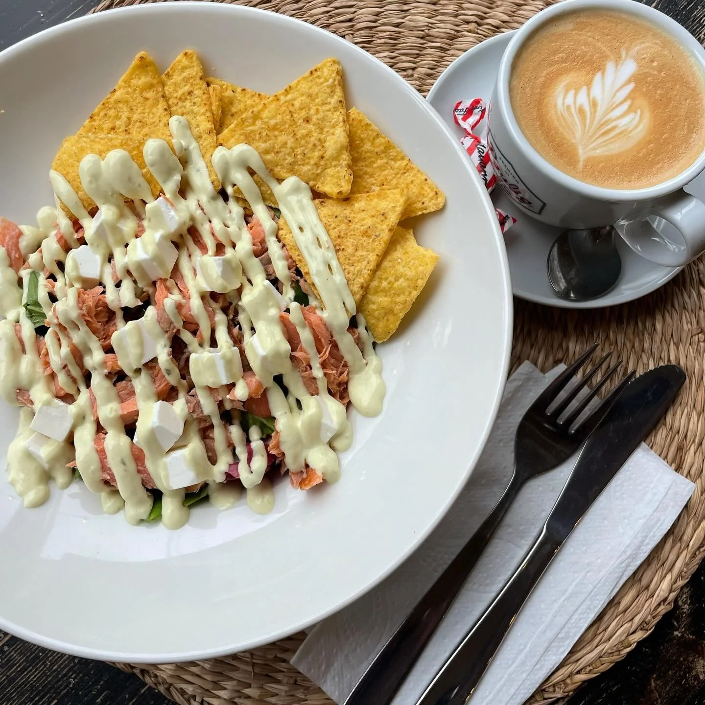 Caf&eacute; Kahvipuun suositut uuniperuna-annokset valitsemallasi t&auml;ytteill&auml; aina arkisin klo 11 alkaen. Tarjolla 13.30 saakka, tai kunnes loppuvat. Salaatteja saa aina!🥰 Tervetuloa lounaalle ja herkuttelemaan.