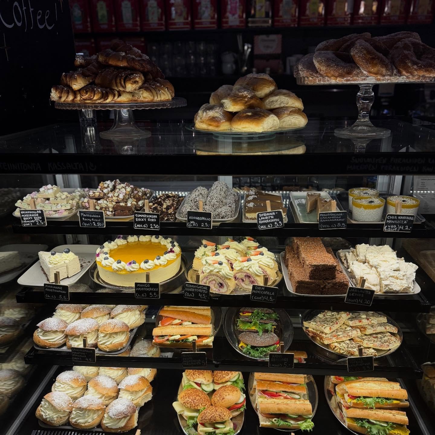 Laskiaispullasesonki on alkanut vauhdilla ja meilt&auml; l&ouml;ytyy sek&auml; hillo-, ett&auml; mantelipullaa. My&ouml;s erikoisemmilla t&auml;ytteill&auml; olevia pullia tulee inspiraation iskiess&auml; ja l&auml;hemp&auml;n&auml; laskiaista.🥰 Tie