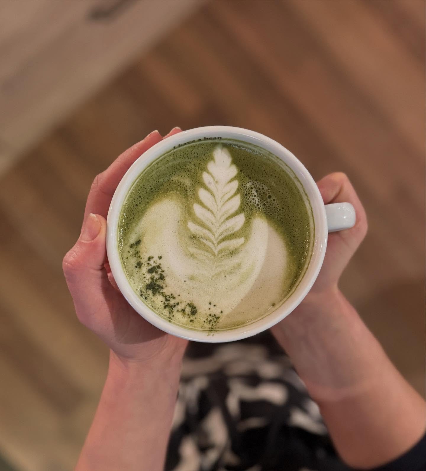Nyt meill&auml; tarjolla matcaa sek&auml; l&auml;mpim&auml;n&auml; lattena, ett&auml; j&auml;&auml;lattena. Tule ihmeess&auml; maistamaan! 😍