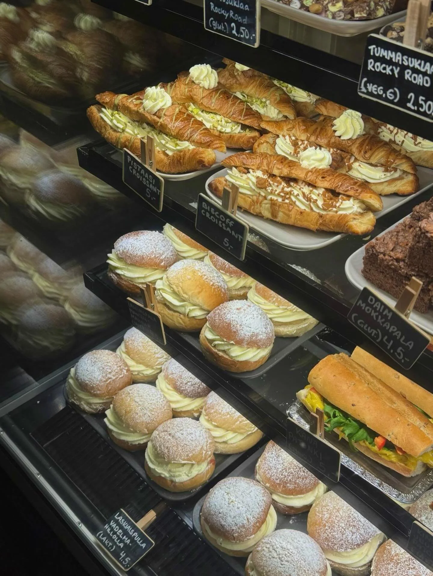 T&auml;n&auml;&auml;n juhlitaan kansainv&auml;list&auml; croissant-p&auml;iv&auml;&auml;!🥐
Sen kunniaksi leivomme t&auml;ytettyj&auml; herkku croissantteja, jotka menev&auml;t kuin kuumille kiville!🔥 Juuri vitriiniin saatiin uusi satsi croissanttej