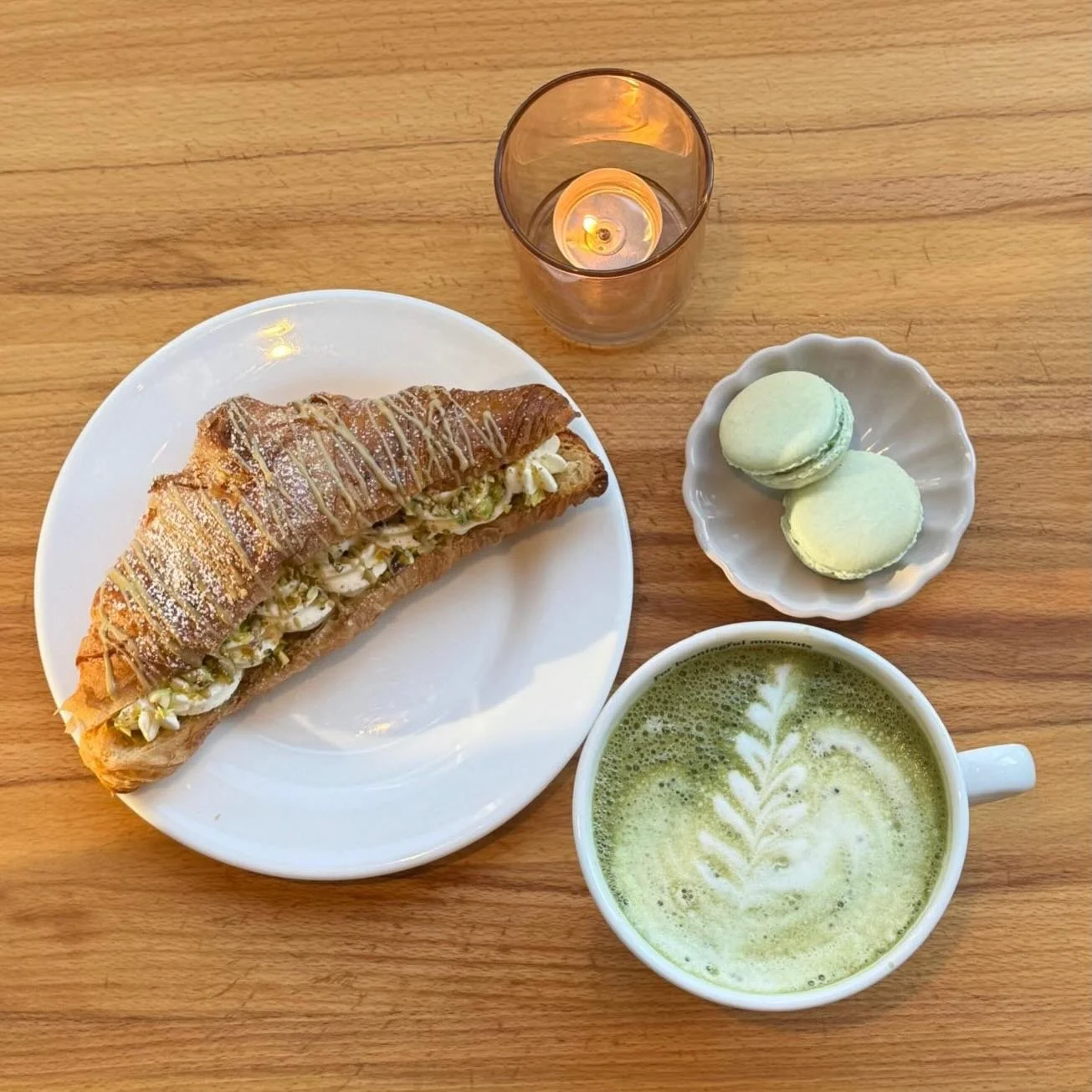 Pistaasicroissant ja matcha latte, t&auml;n hetken hittituotteet! 💚😍
