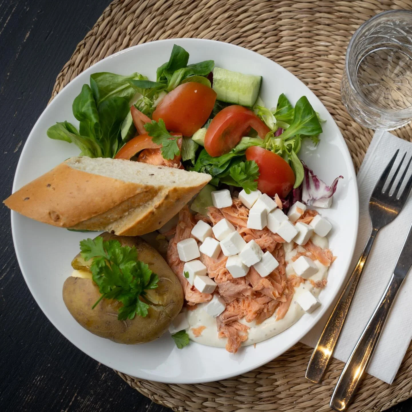 Meilt&auml; uuniperunat arkisin kello 11-13.30(v&auml;lill&auml; menekki yll&auml;tt&auml;&auml; ja loppuvat aikaisemmin). Salaattiannokset tarjolla aina. T&auml;ytteet saa valita oman mielen mukaan. 😍