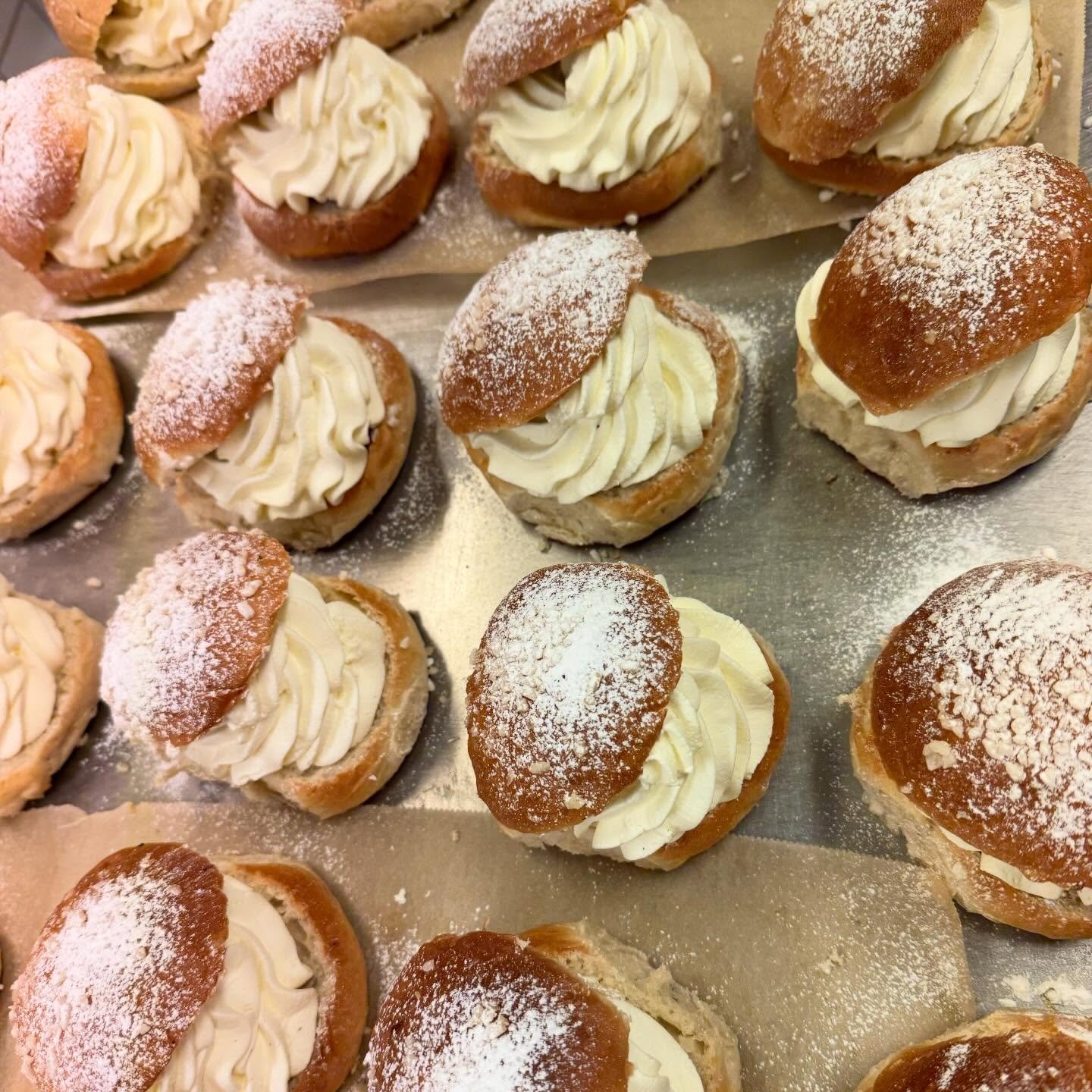 Kahvipuun laskiaispullat. Meill&auml; leivottu tuore pulla ja reilusti aitoa kermaa. 😍