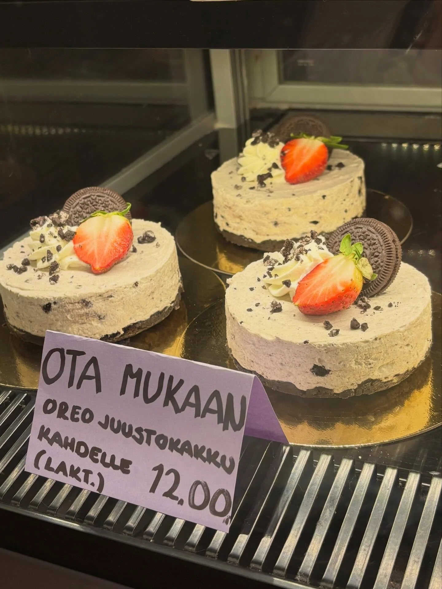 Talvilomien alkamisen kunniaksi, leivoimme pieni&auml; juustokakkuja kotiin viet&auml;v&auml;ksi!😍 Kakut ovat suunniteltu kahdelle, mutta ne pystyy vapaasti leikata pienemmiksikin paloiksi😊Tervetuloa pist&auml;m&auml;&auml;n suut makeaksi❤️
#kahvip