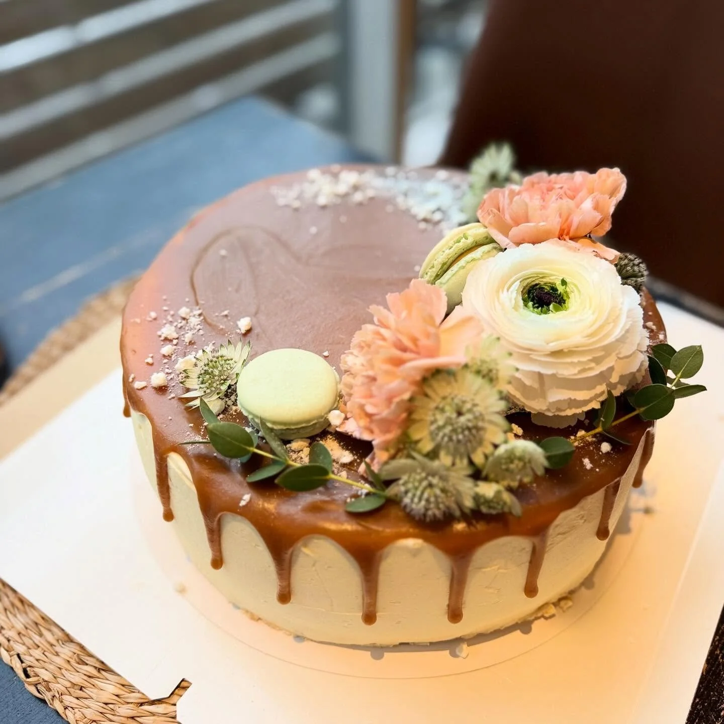 Valdemamoussekakku valuvalla kinuskilla risti&auml;isiin.💕