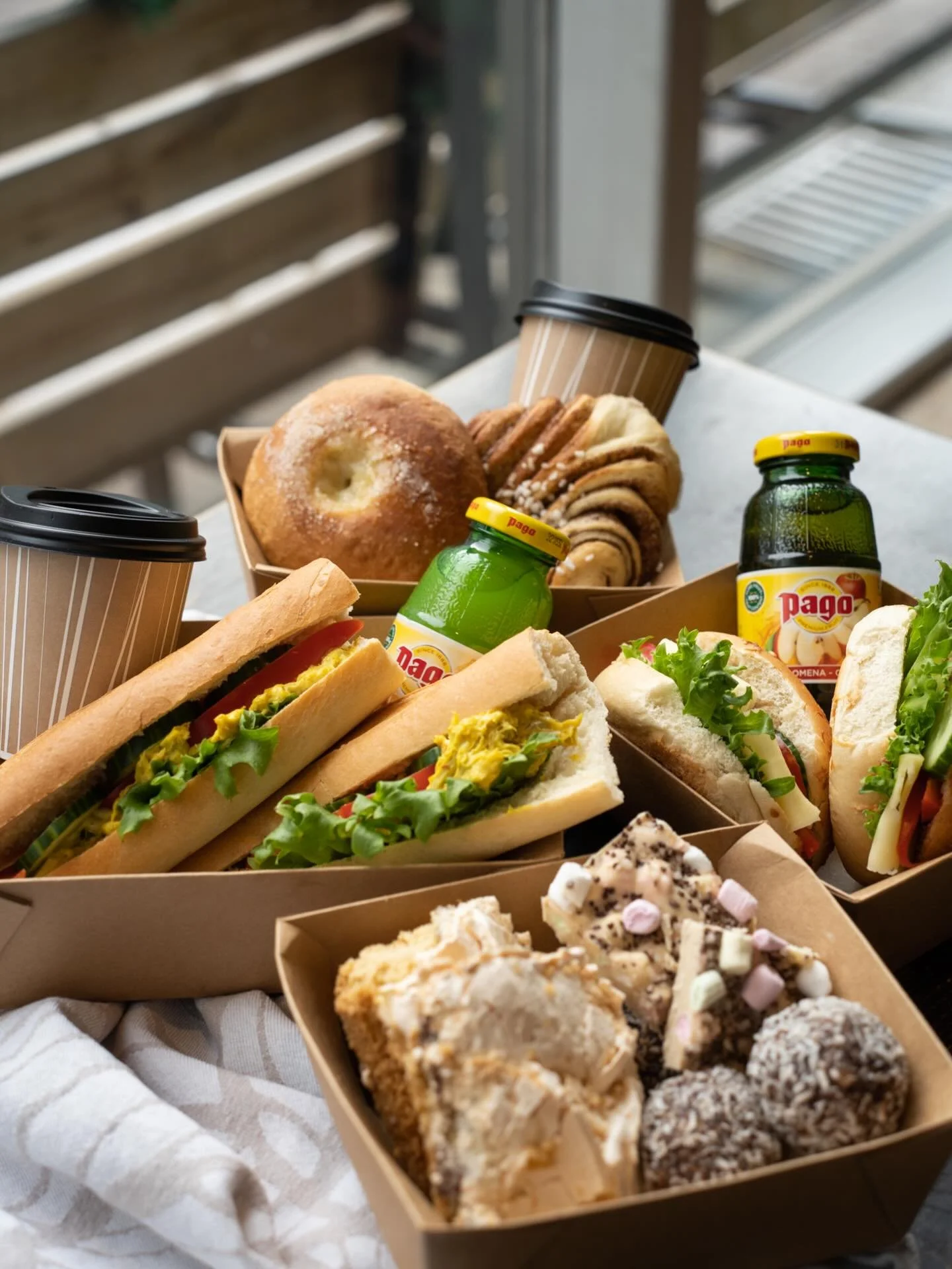 Hiihtolomaviikko!🤩 Milt&auml;s kuulostaisi retkip&auml;iv&auml; Kahvipuusta haettujen ev&auml;iden kanssa? Tai kenties k&auml;velyretki kaupungilla ja herkut kahvilassa! 🥰 Koululaisille ja kaikille lomailijoille rentouttavaa lomaa!