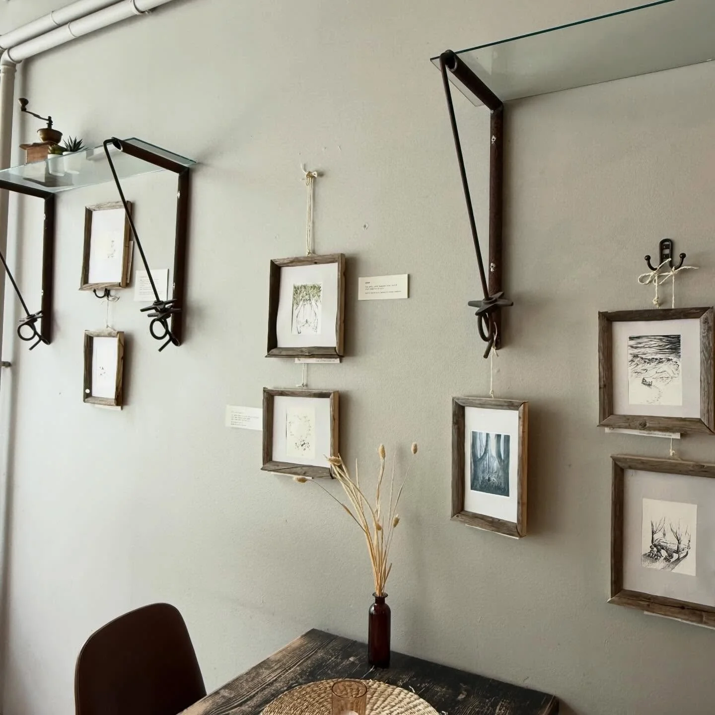 Tule katsomaan kahvittelun lomassa uutta upeaa n&auml;yttely&auml;. Maaliskuun ajan ty&ouml;t esill&auml;. Kiitos @tuomowritings 🤎🤍