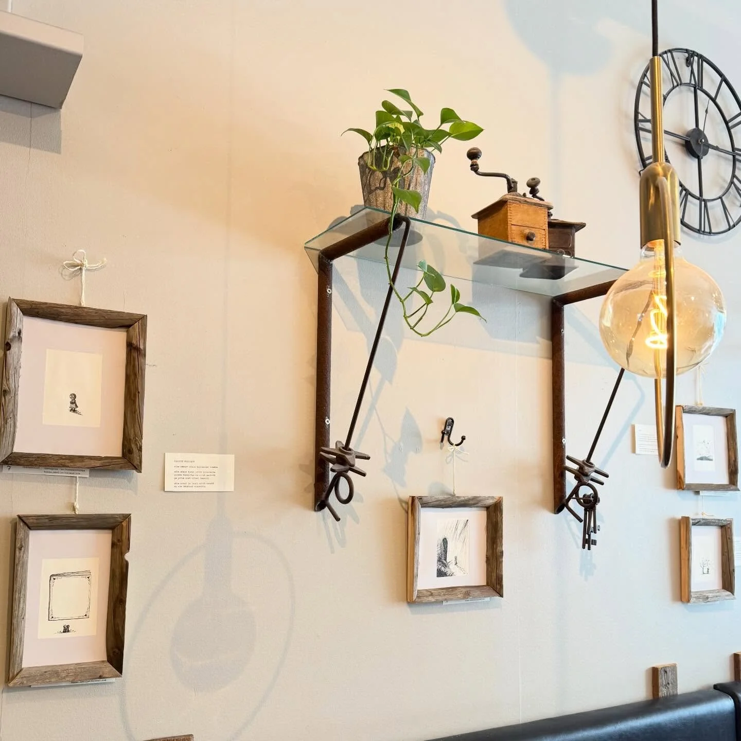 Taiteilijat hoi! Meill&auml; on ollut vuosien varrella monien upeiden taiteilijoiden t&ouml;it&auml; ilahduttamassa meit&auml; ja asiakkaitamme. Saammekin v&auml;lill&auml; kyselyit&auml;, ett&auml; kuinka saisi t&ouml;it&auml; kahvilamme seinille. N