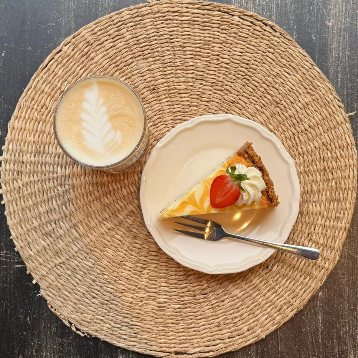 Tule kurjaa ja sateista keli&auml; pakoon Caf&eacute; Kahvipuuhun. Latte &amp; New york cheesecake voisi maistua? 😋