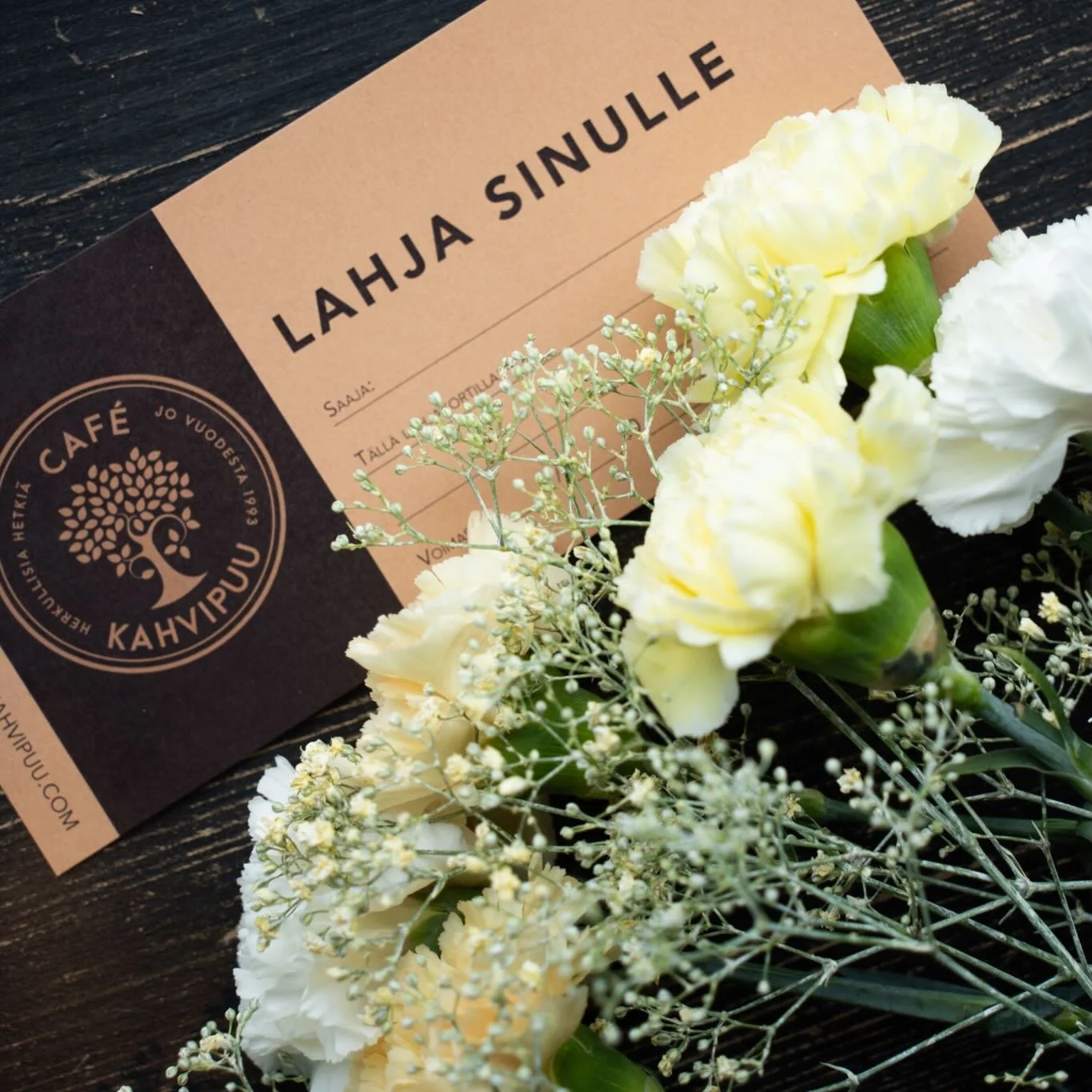 Pian on j&auml;lleen aika muistaa opettajia, varhaiskasvatuksen ty&ouml;ntekij&ouml;it&auml;, valmistuvia, loman aloittavia ja muitakin t&auml;rkeit&auml; ihmisi&auml;!❤️🌸 Caf&eacute; Kahvipuun lahjakortti ilahduttaa kaikkia! 
Saat kortin haluamalle