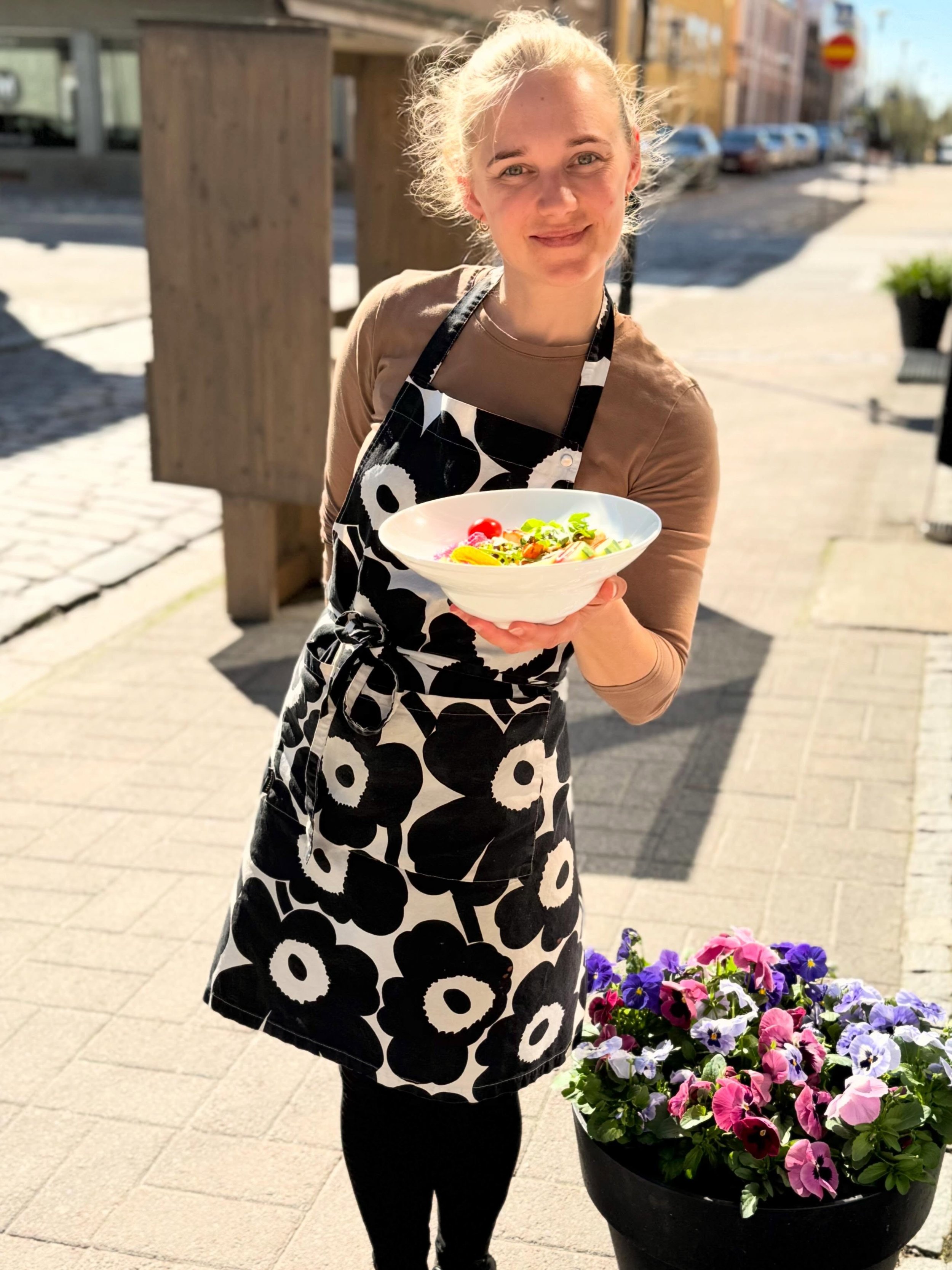 Arvonta! Meid&auml;n perinteisen salaatti- ja uuniperuna-annosten lis&auml;ksi meilt&auml; l&ouml;ytyy nyt Kahvipuun Kes&auml;salaatti. Runsaampi pohja,
paistettua halloumia, hummusta, melonia, kananmunaa, nachoja. Annos on maidoton ja gluteeniton.☀️
