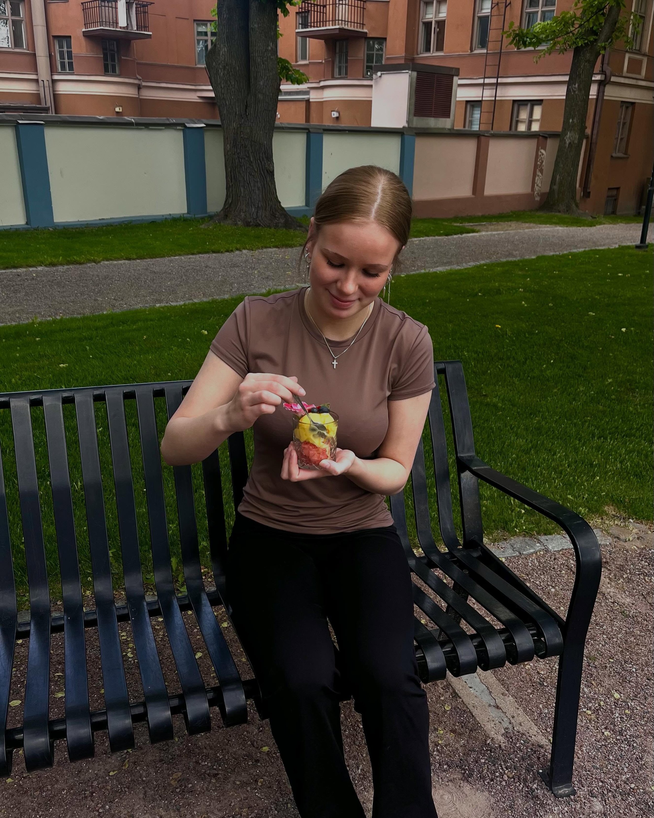 Espoossa tehty&auml;, meid&auml;n vitriiniss&auml; tarjoiltuna. 🍨☀️
N&auml;m&auml; gelatot tulevat l&auml;helt&auml; ja maistuvat juuri silt&auml; kuin hyv&auml;n kes&auml;n kuuluu maistua.🩷 Mik&auml; maku l&auml;htisi sinulle ensimm&auml;isen&auml